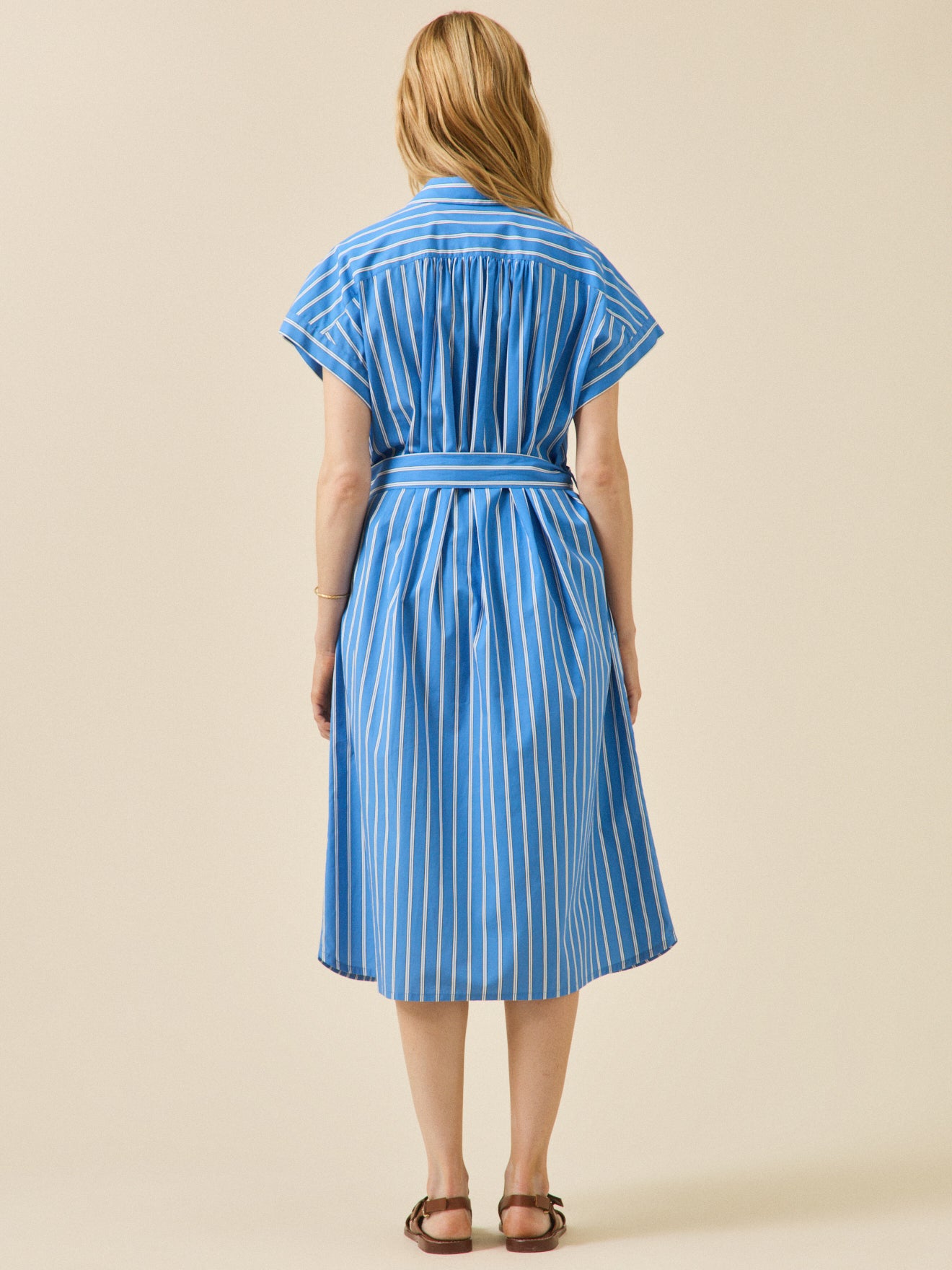 Halblanges Damenkleid aus gestreifter Baumwolle