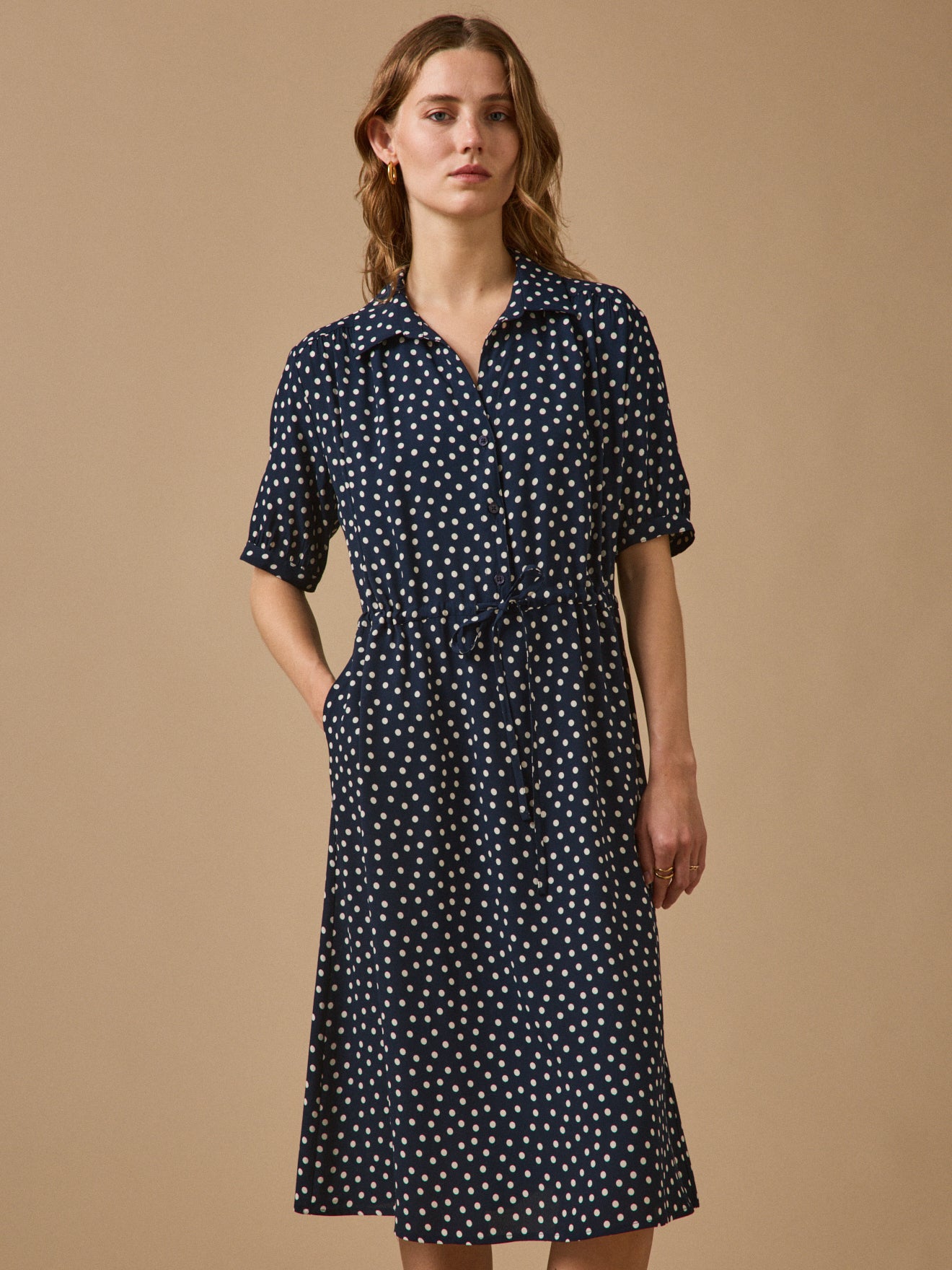 Damen-Midi-Kleid mit Tupfen