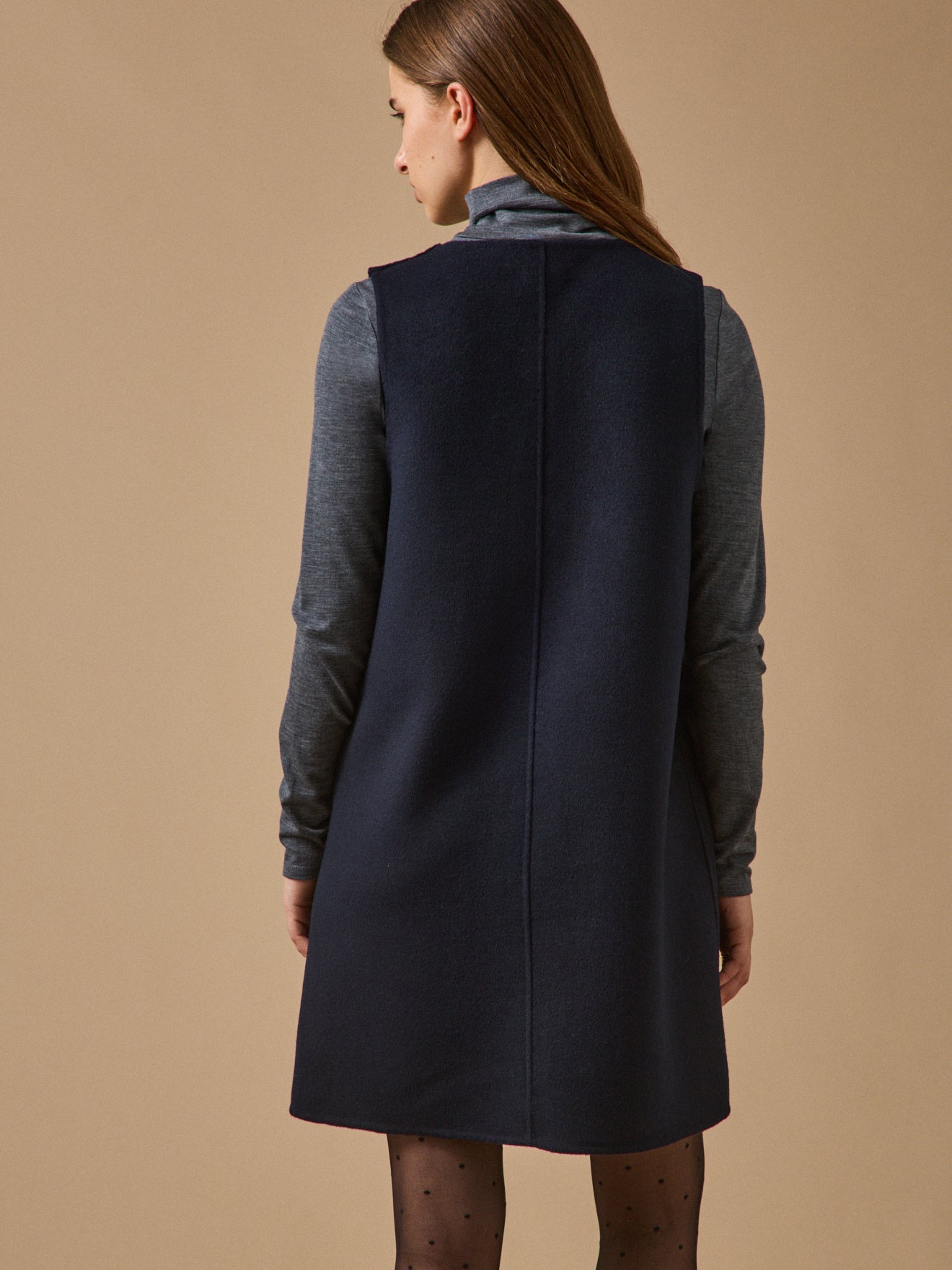 Kurzes Damenkleid ohne Ärmel aus doppelseitigem Wolltuch
