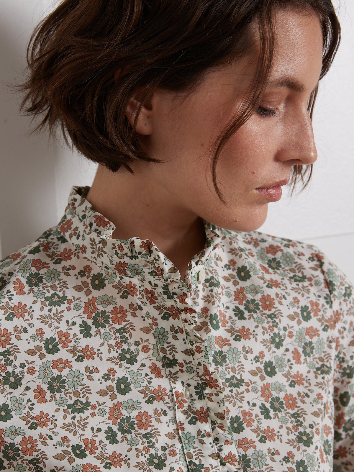 Damen-Hemdbluse aus Liberty-Stoff mit Volants am Halsausschnitt - Limited Collection