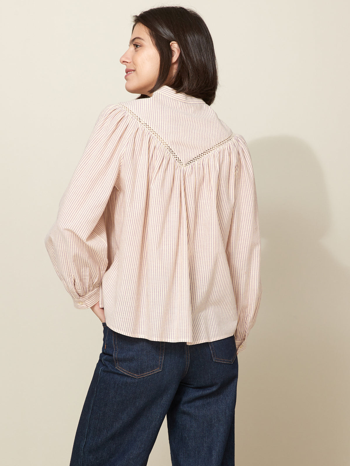 Gestreifte Damenbluse mit Lochmuster an der Borte