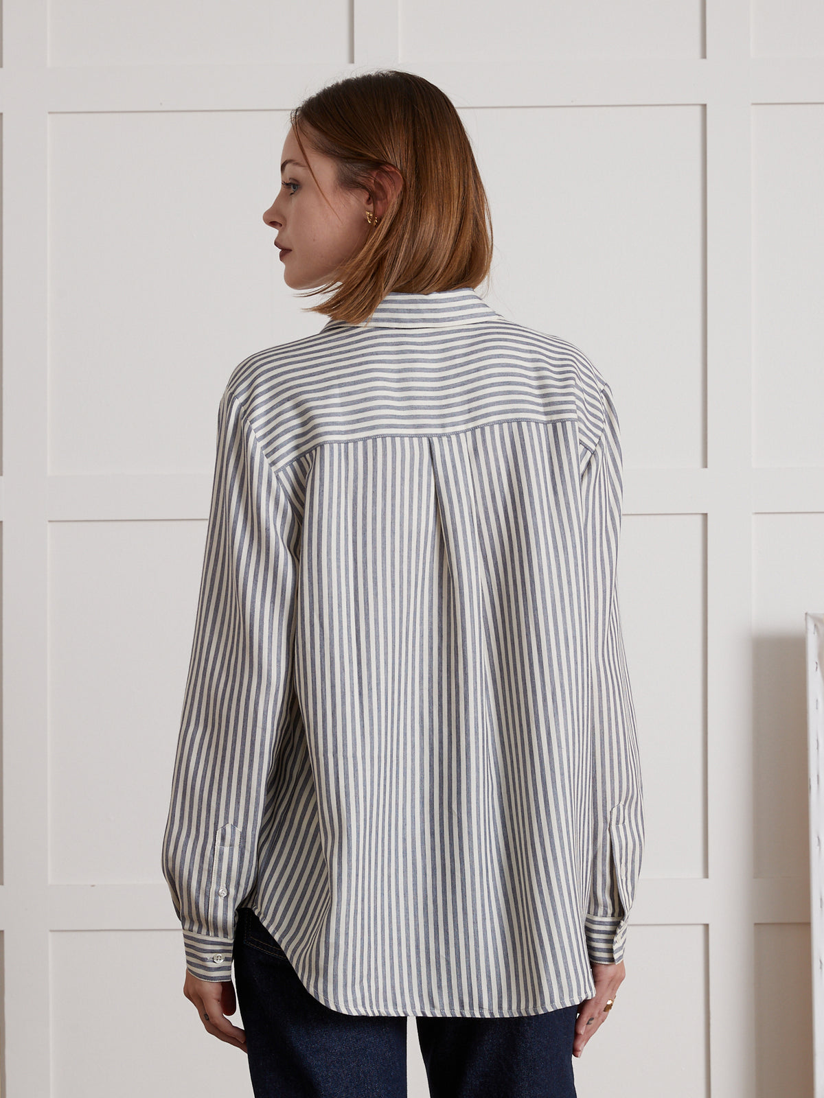 Gestreifte und fliessende Damen-Hemdbluse