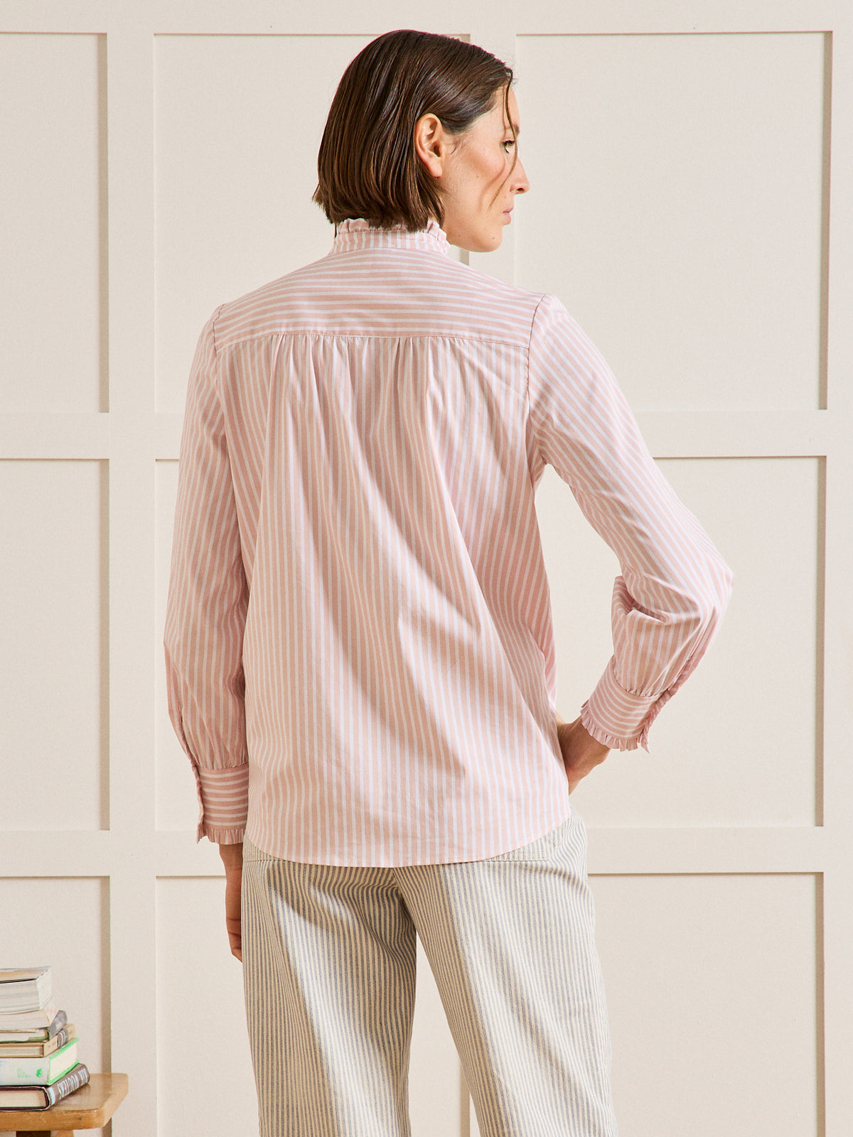 Gestreifte Damen-Hemdbluse mit Volants am Halsausschnitt - Limited Collection