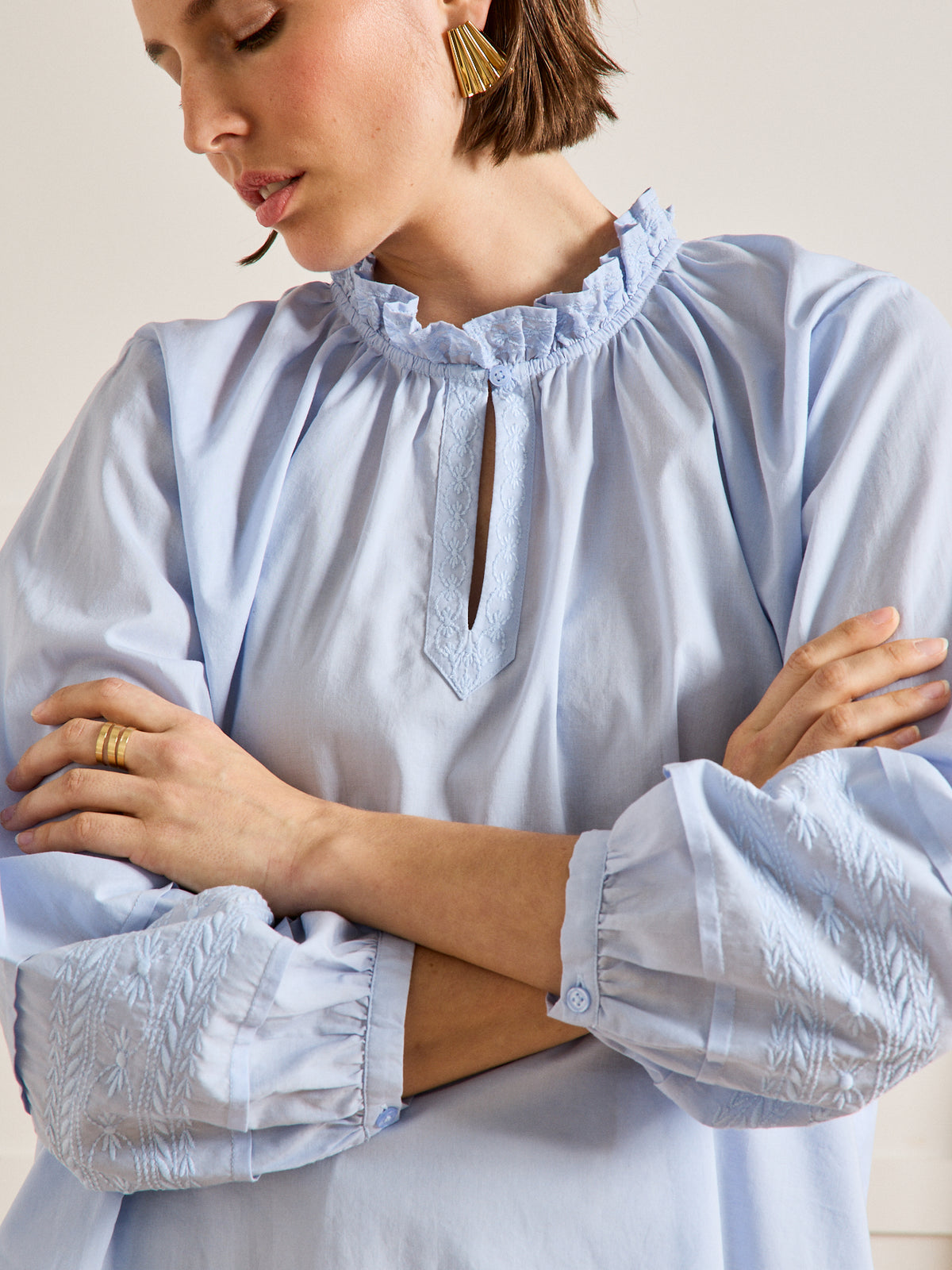 Blouse coton brodé col volanté femme