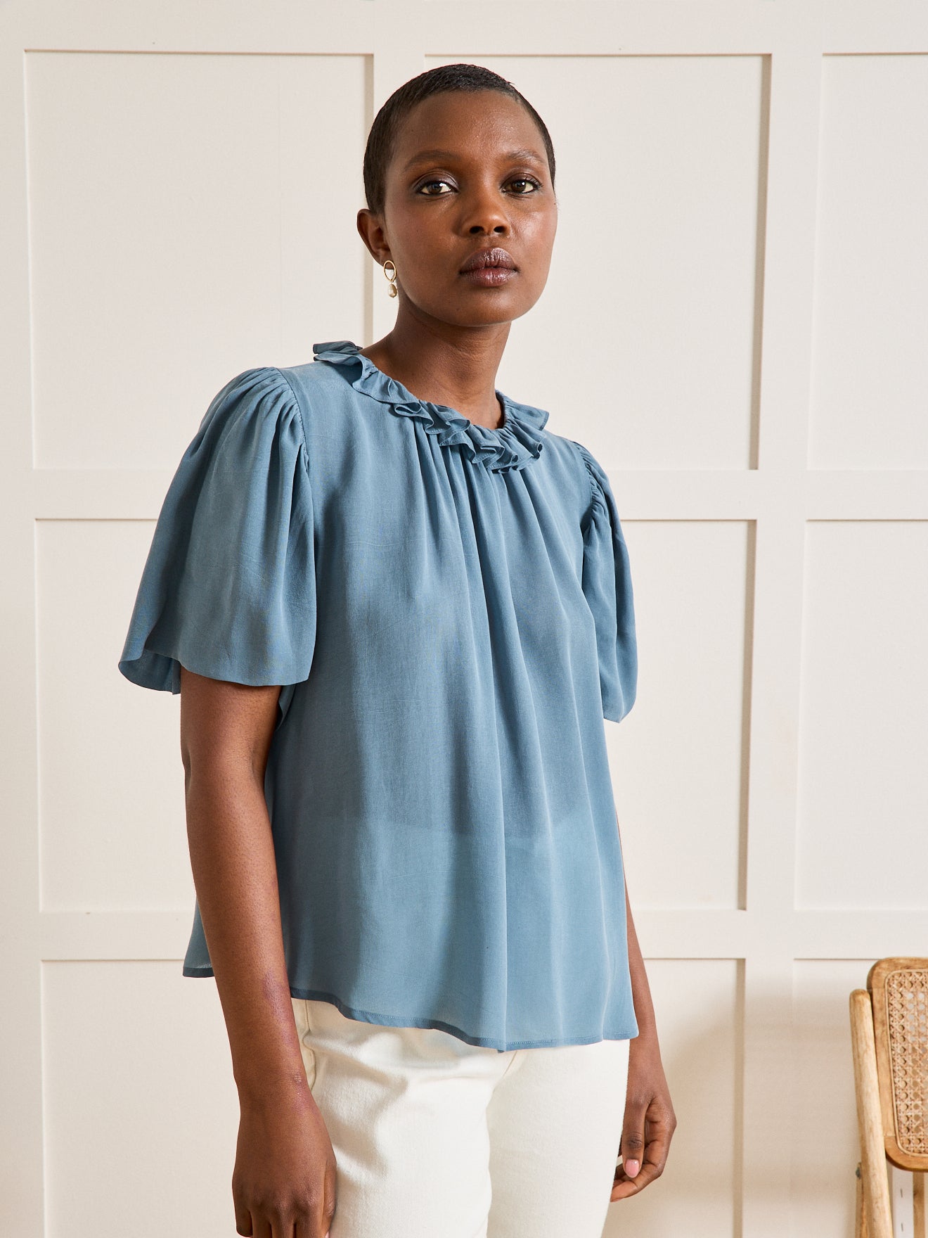 Damenbluse aus satinierter Viskose mit Rüschenkragen