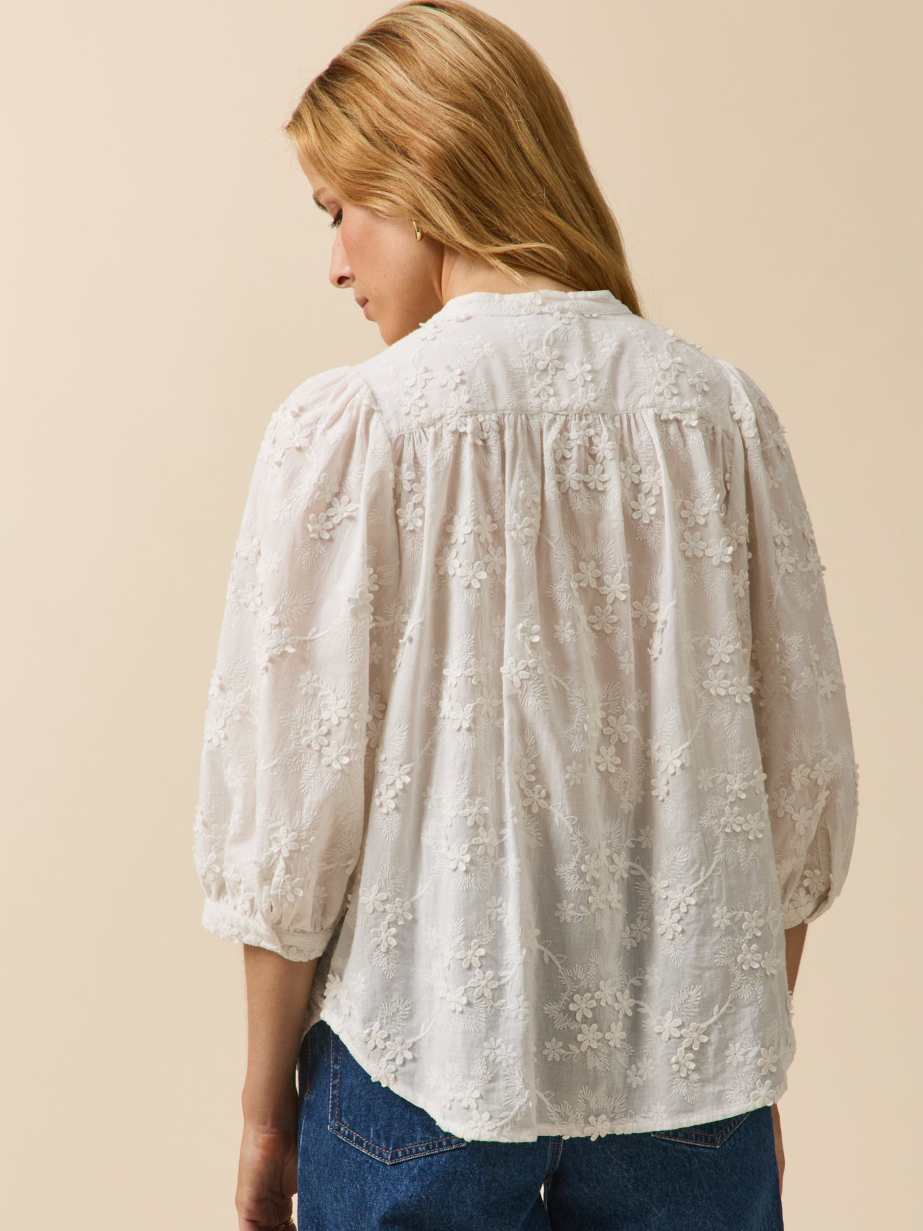 Damenbluse aus Baumwolle mit gestickten Blumen in 3D