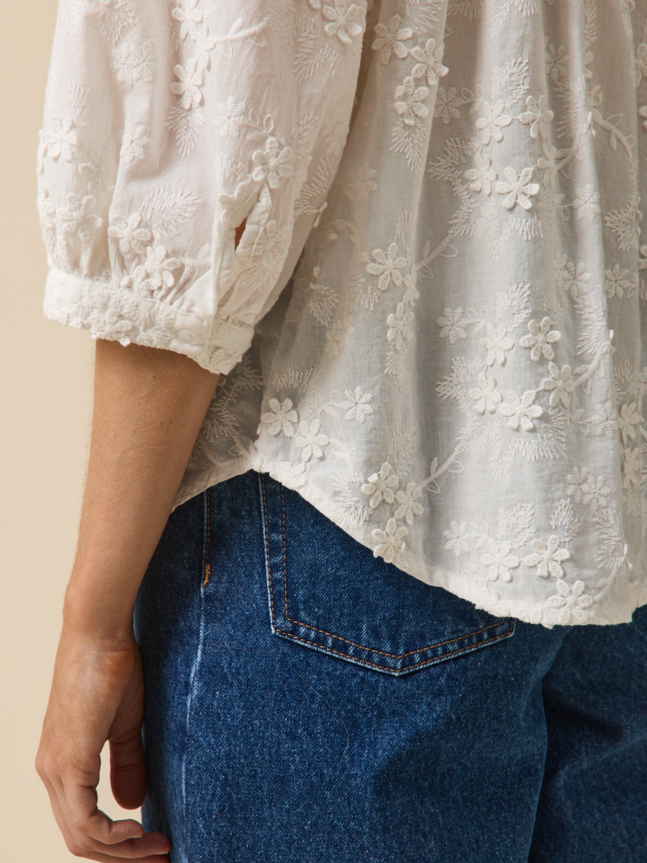 Damenbluse aus Baumwolle mit gestickten Blumen in 3D