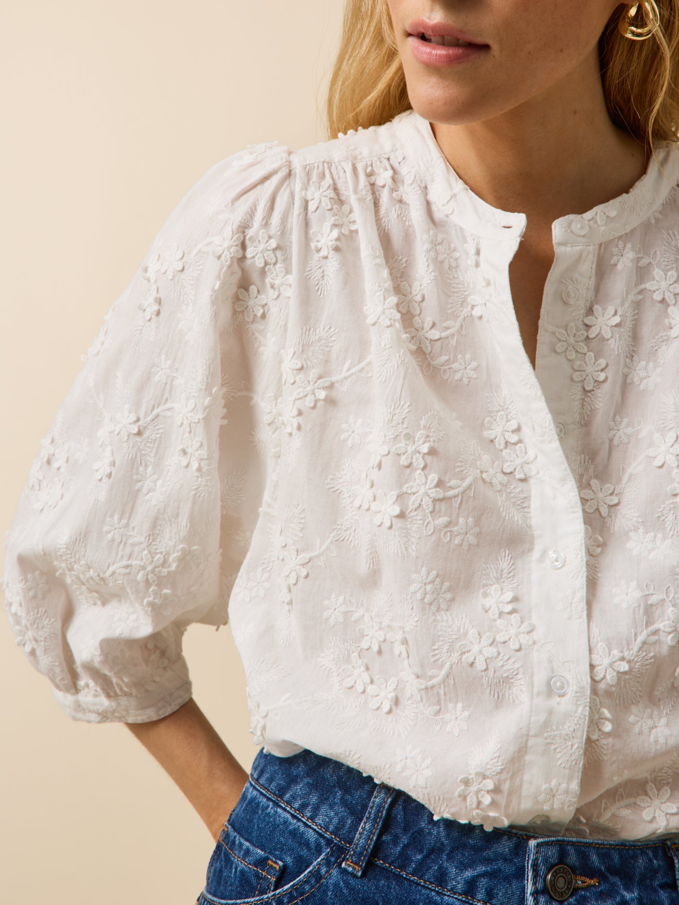 Damenbluse aus Baumwolle mit gestickten Blumen in 3D