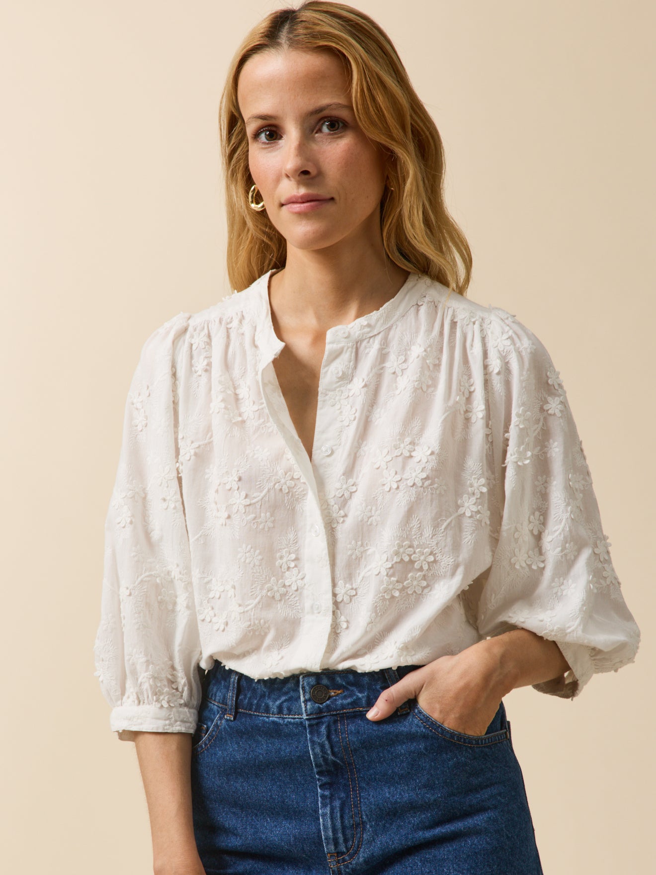 Damenbluse aus Baumwolle mit gestickten Blumen in 3D