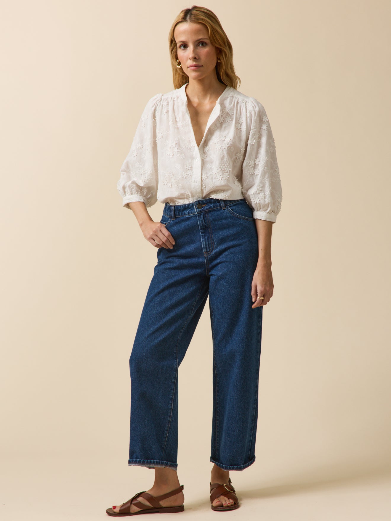 Damenbluse aus Baumwolle mit gestickten Blumen in 3D