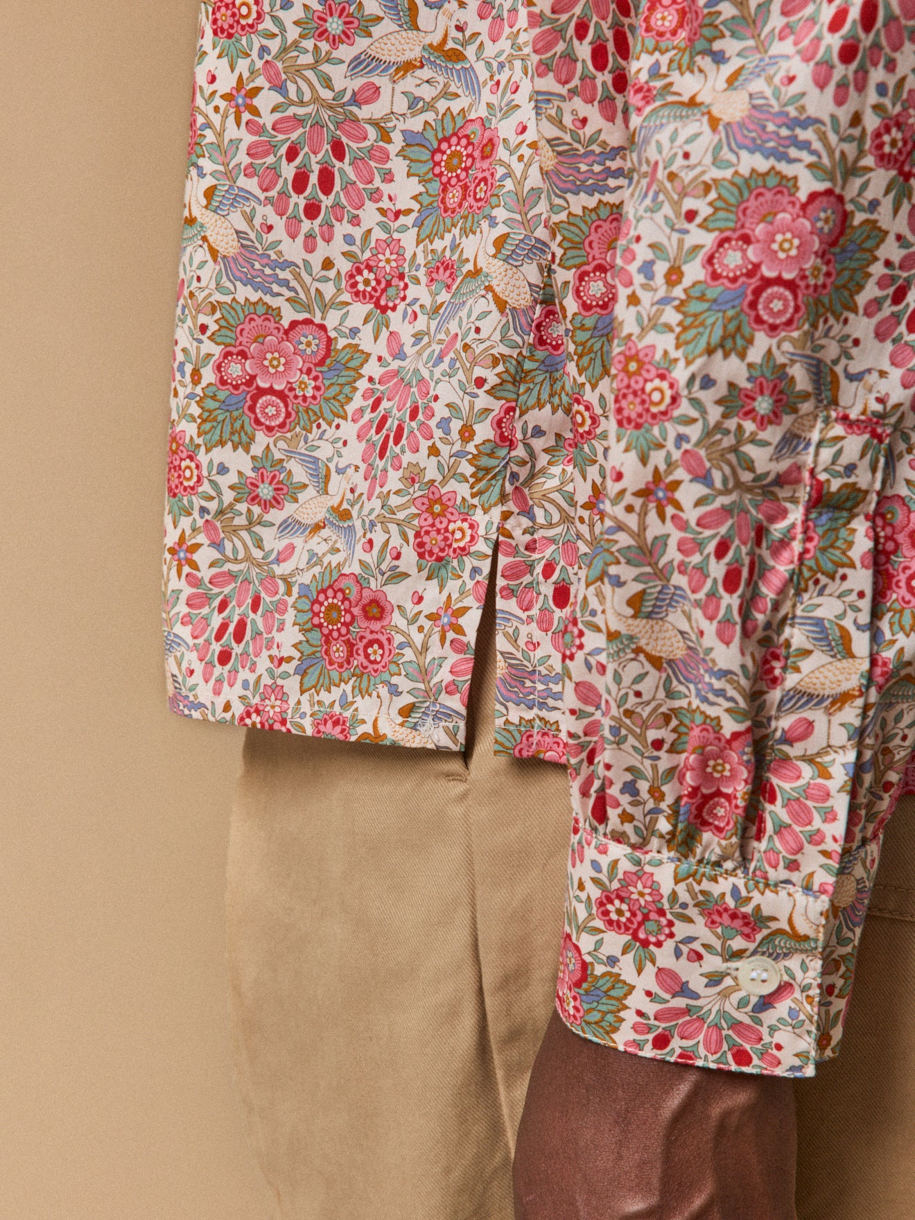 Damenbluse mit Rüschenausschnitt aus Liberty-Stoff Dante – Limited Collection