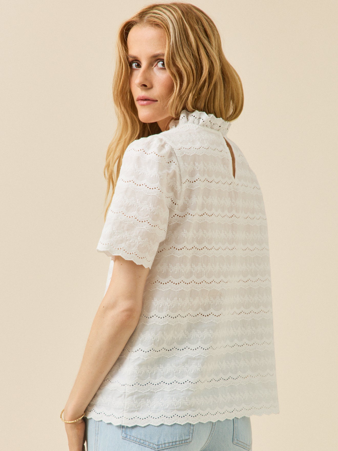 Top broderie anglaise col volanté femme