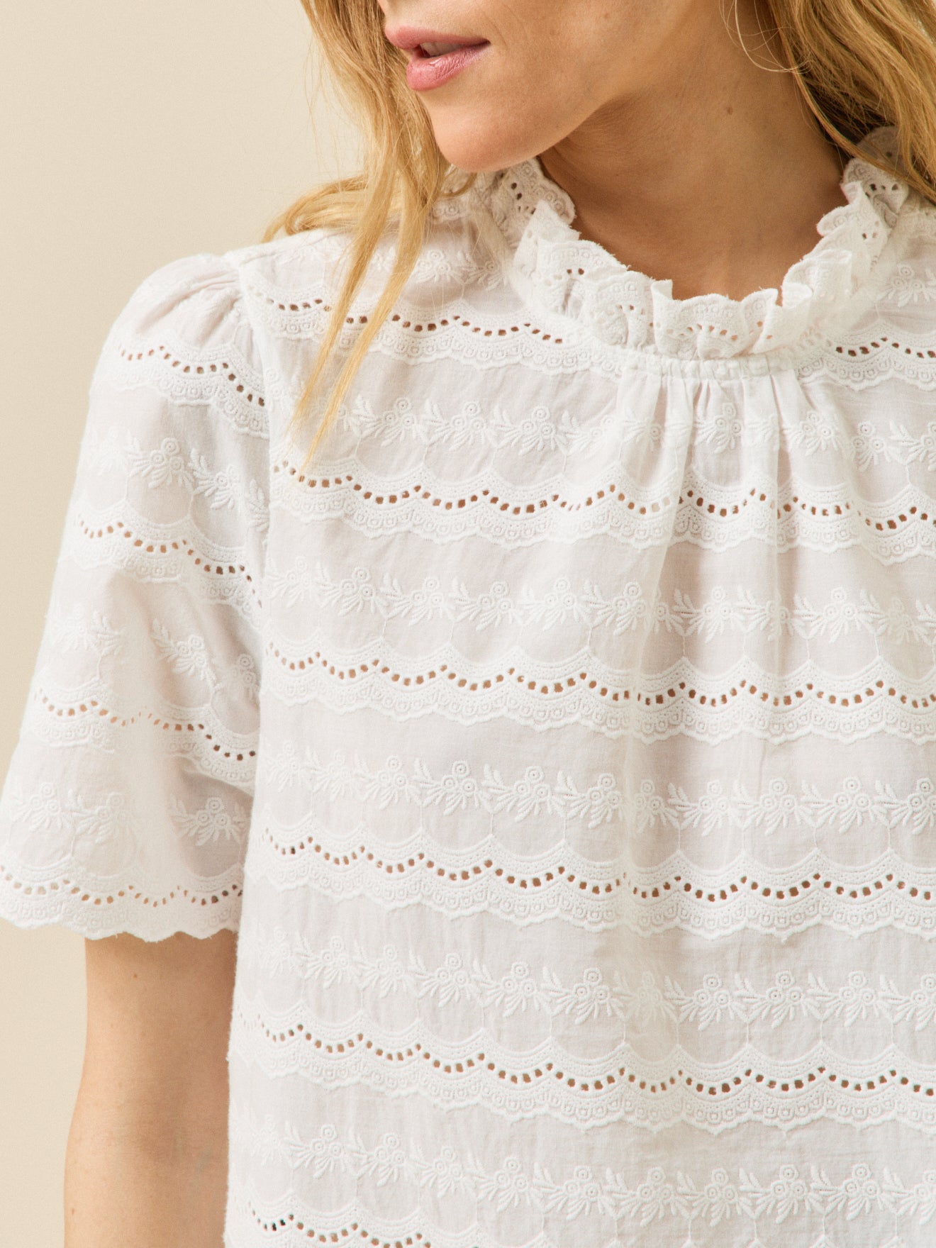 Top broderie anglaise col volanté femme