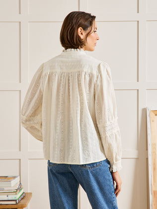 Blouse trousseau brodée femme col volanté