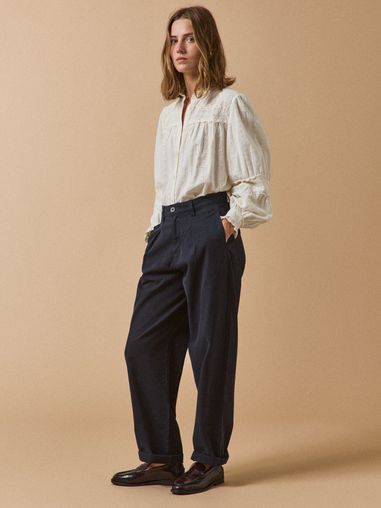 Damenbluse im Trousseau-Stil und Volants am Kragen