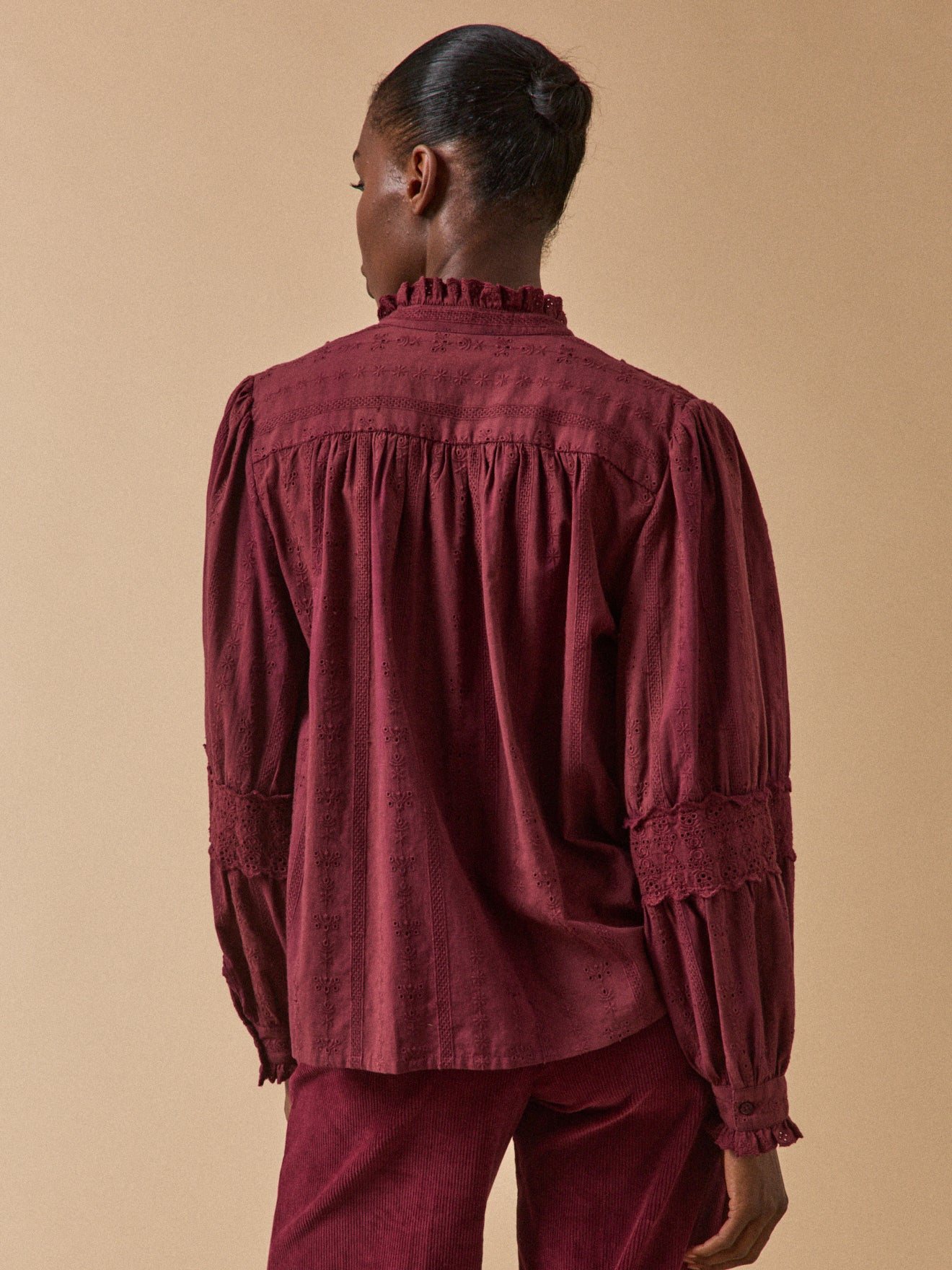 Damenbluse im Trousseau-Stil und Volants am Kragen