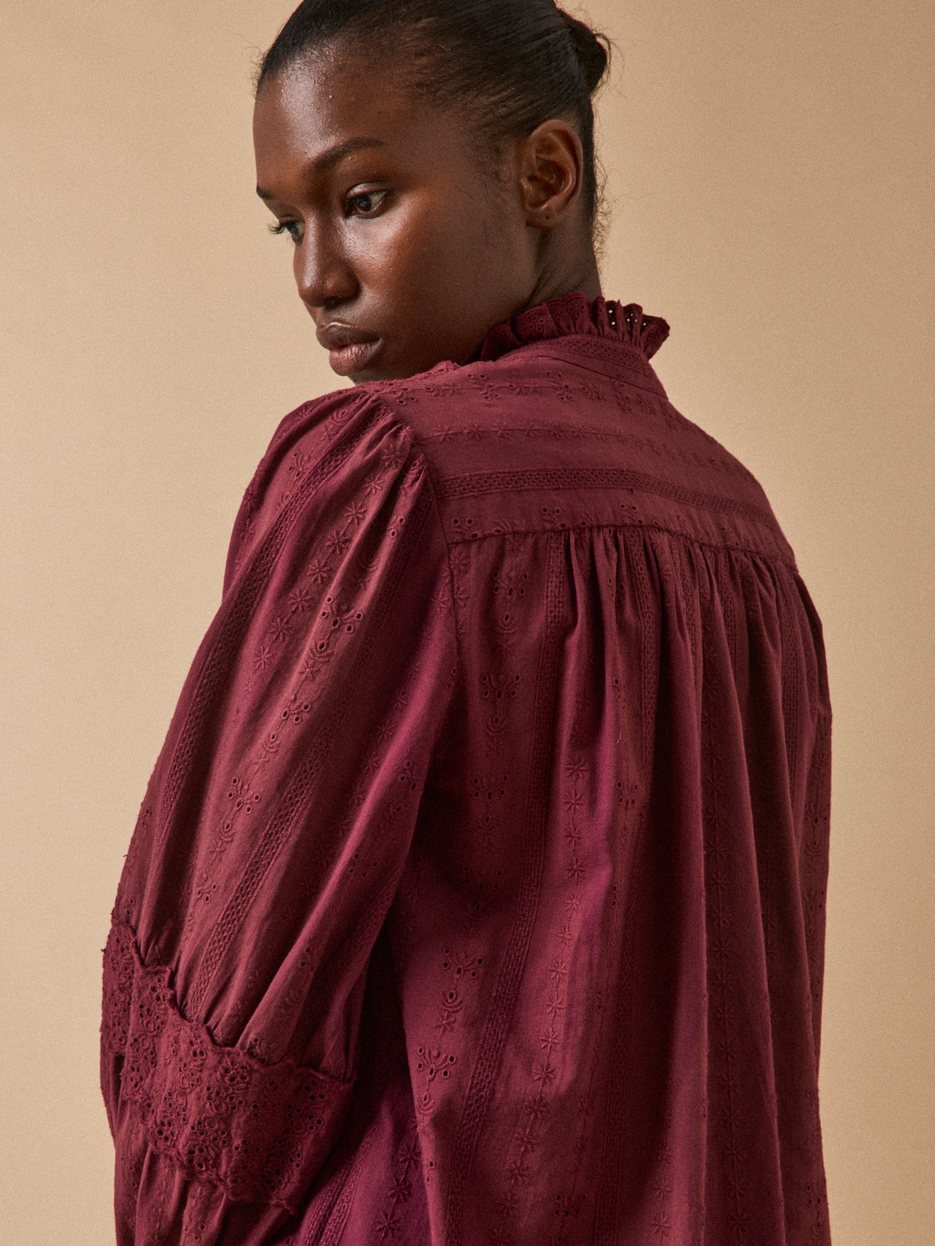 Damenbluse im Trousseau-Stil und Volants am Kragen