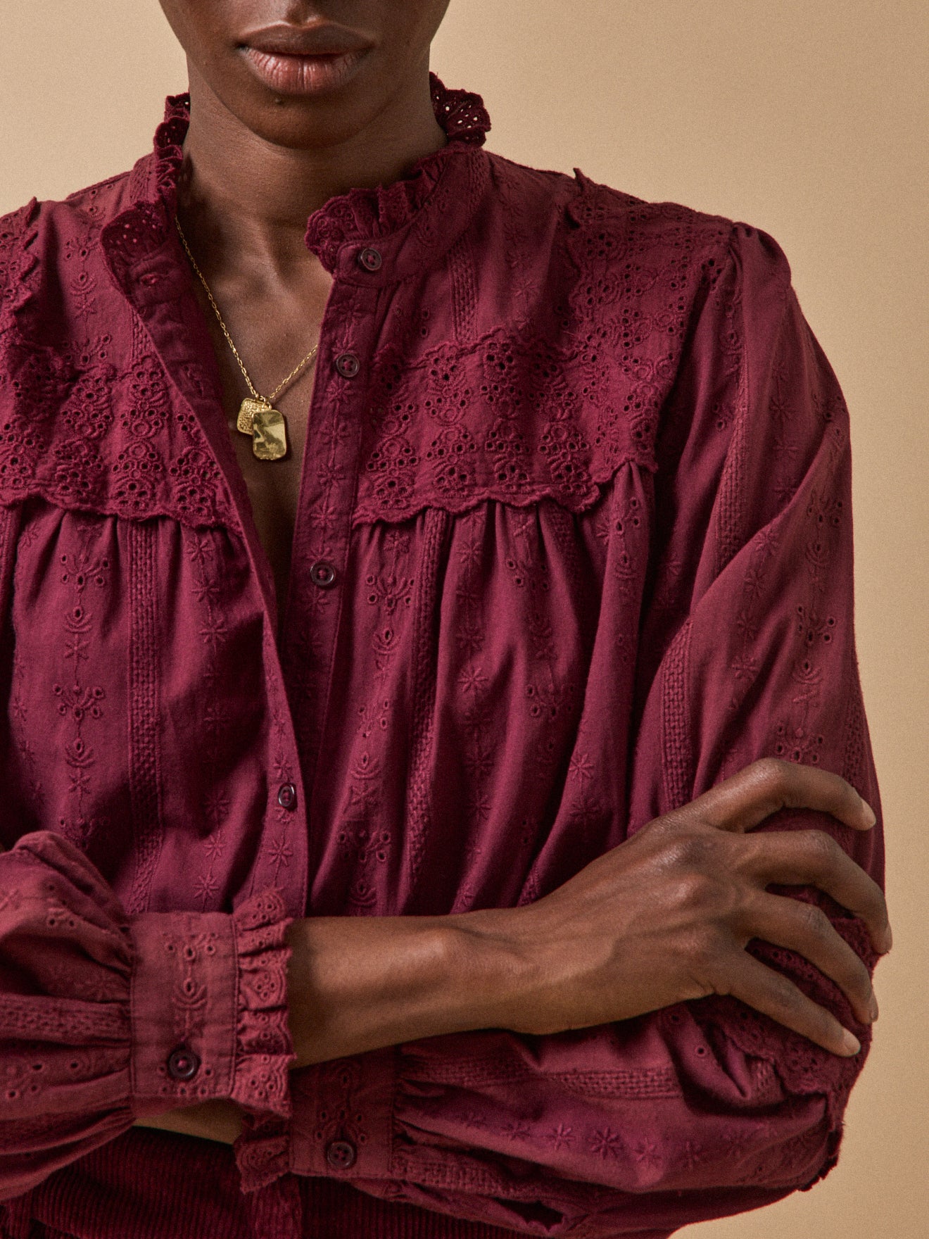 Damenbluse im Trousseau-Stil und Volants am Kragen