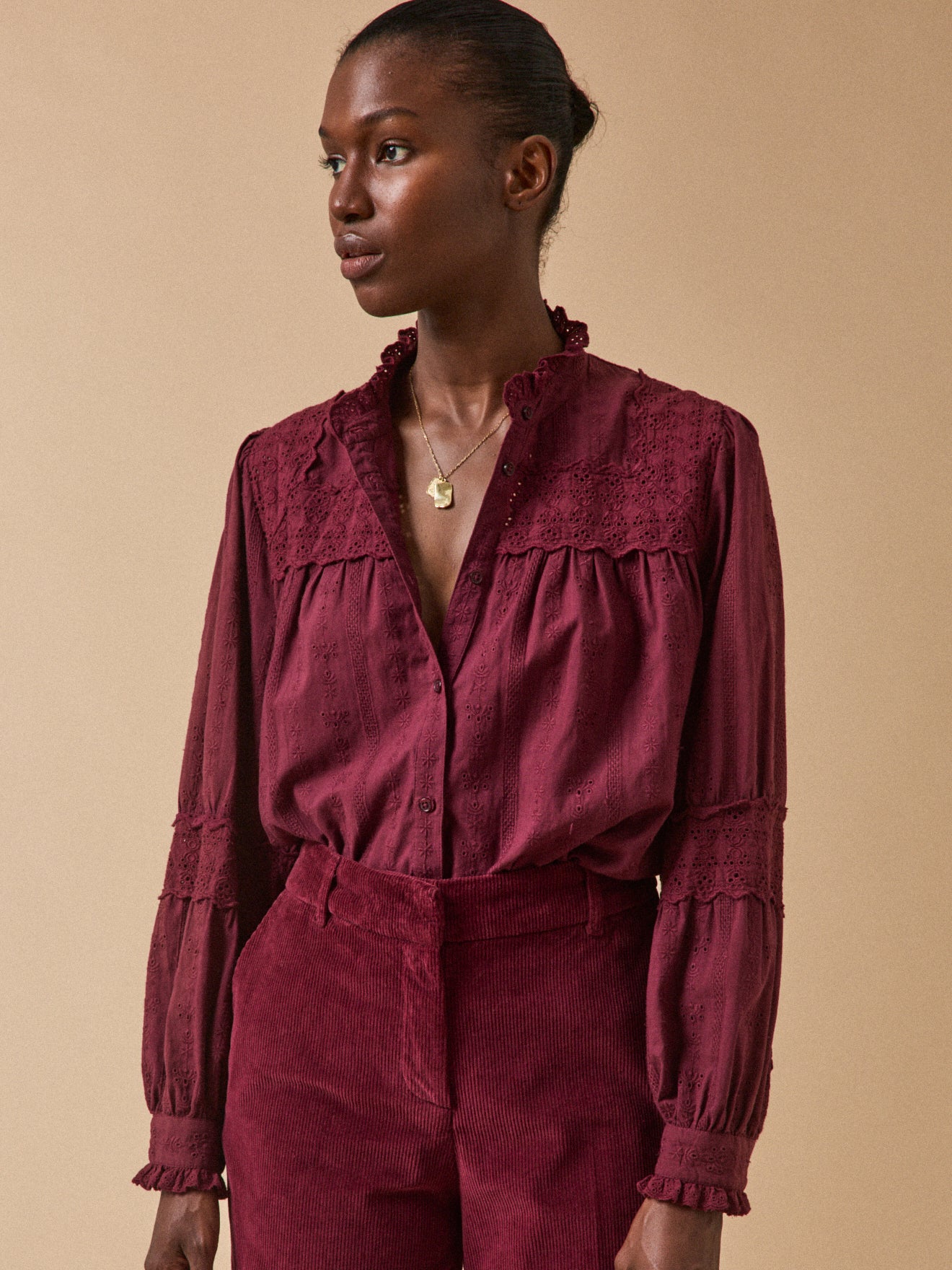 Damenbluse im Trousseau-Stil und Volants am Kragen