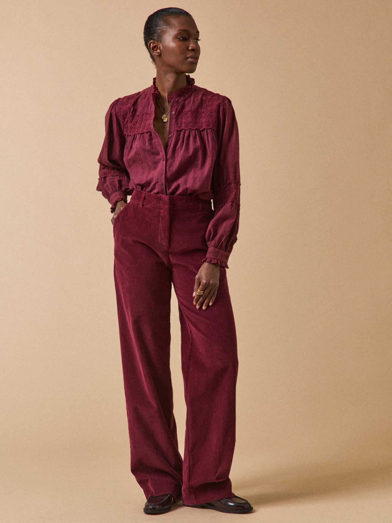 Damenbluse im Trousseau-Stil und Volants am Kragen