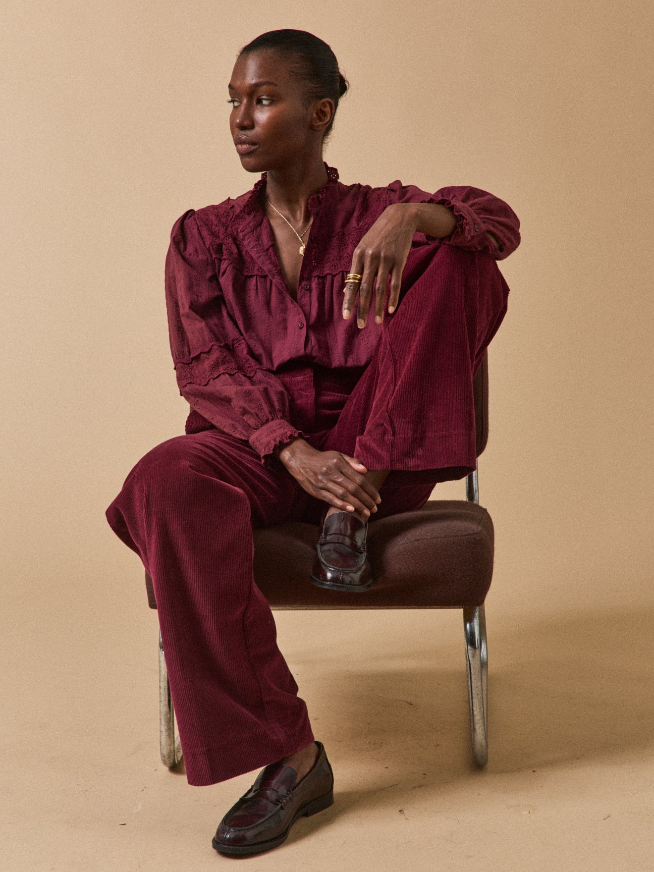 Damenbluse im Trousseau-Stil und Volants am Kragen