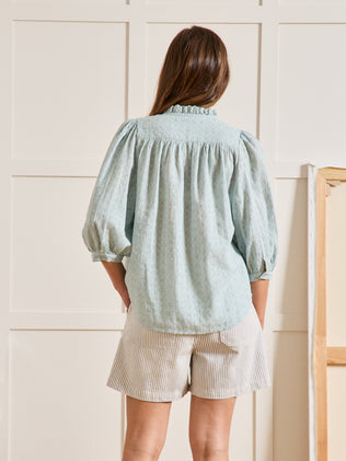 Damenbluse mit bestickten Volants
