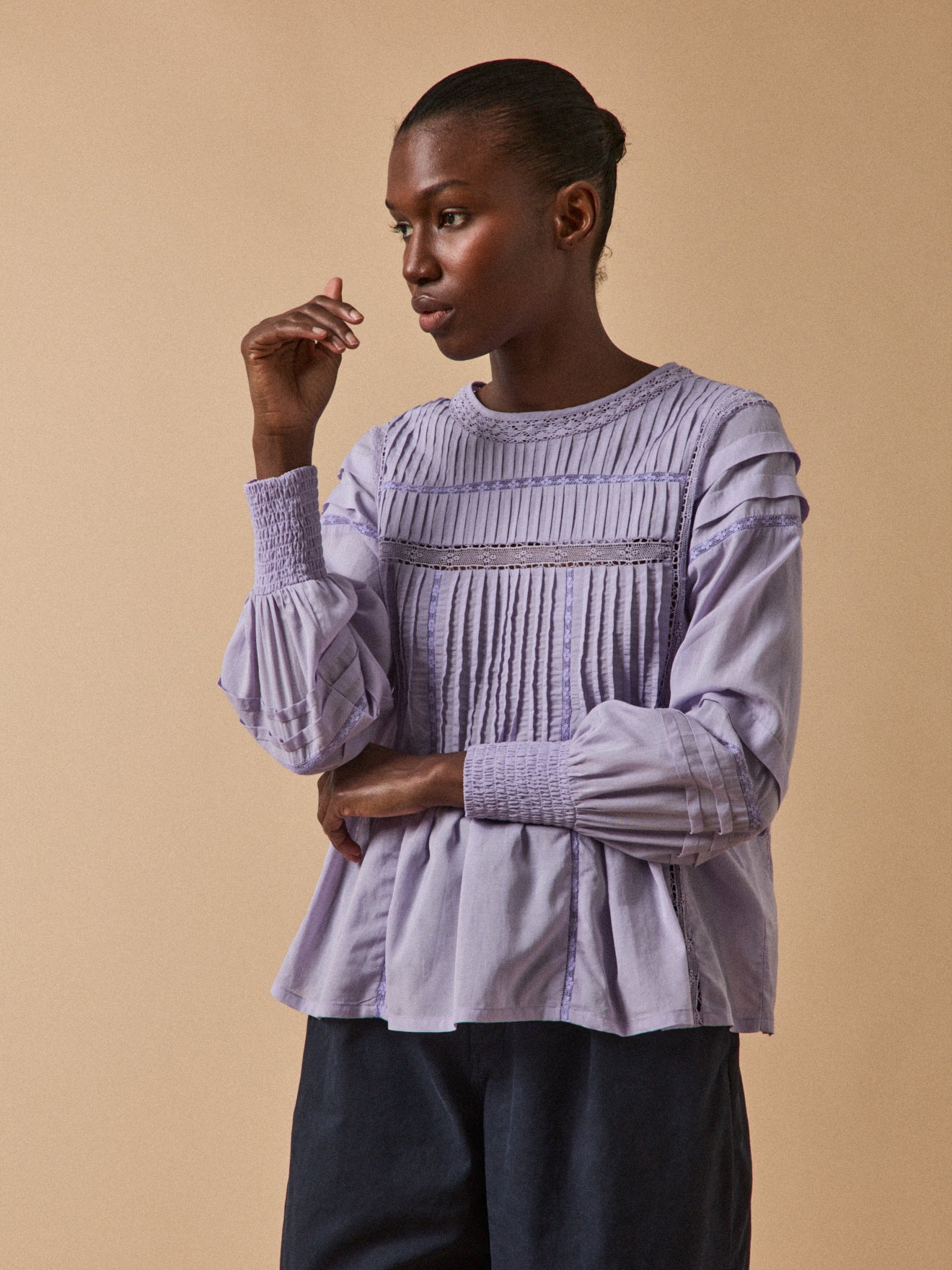 Romantische Damenbluse mit Plissees und Spitze