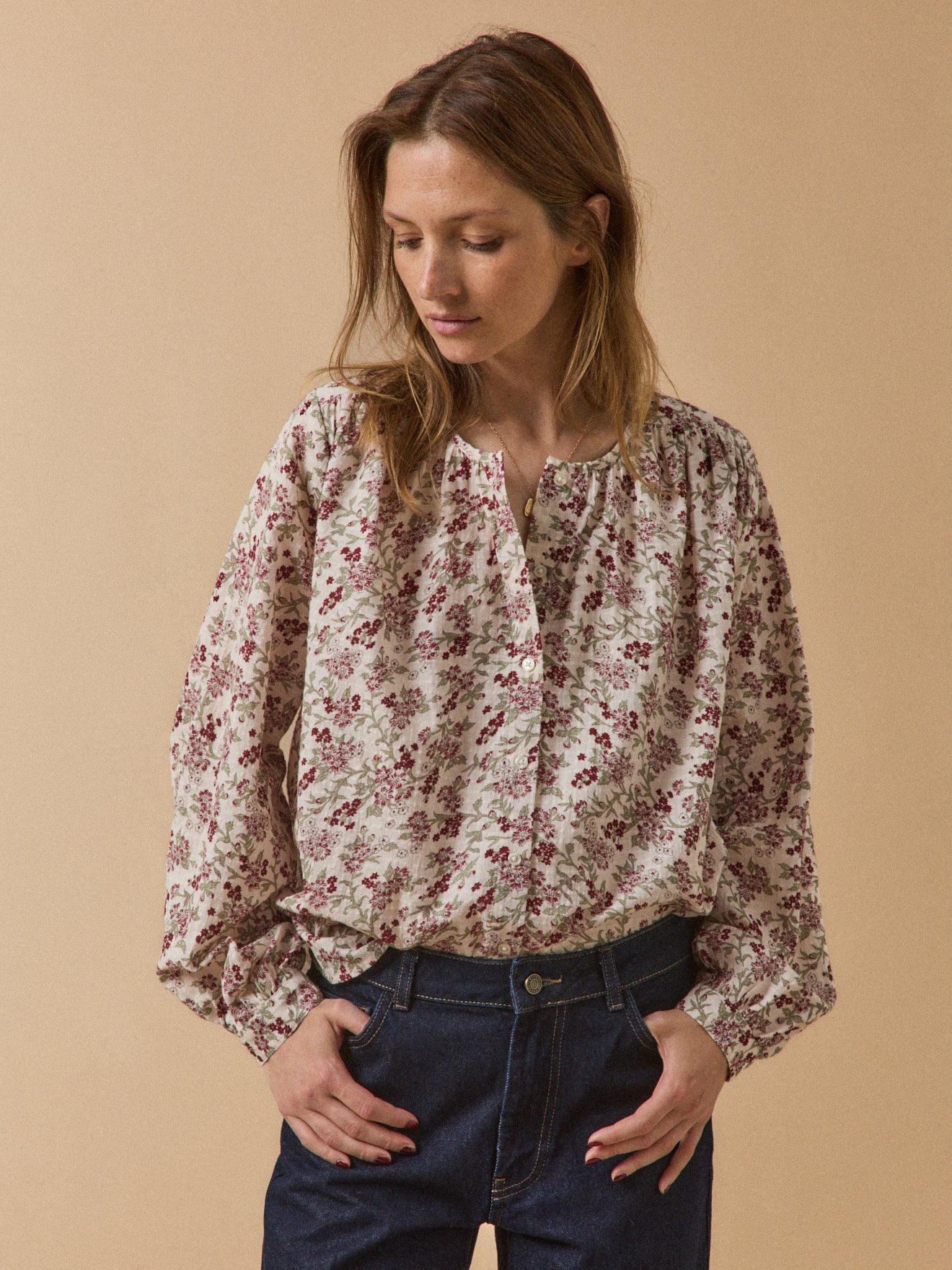 Damenbluse aus strukturiertem Stoff mit Mathilde-Print