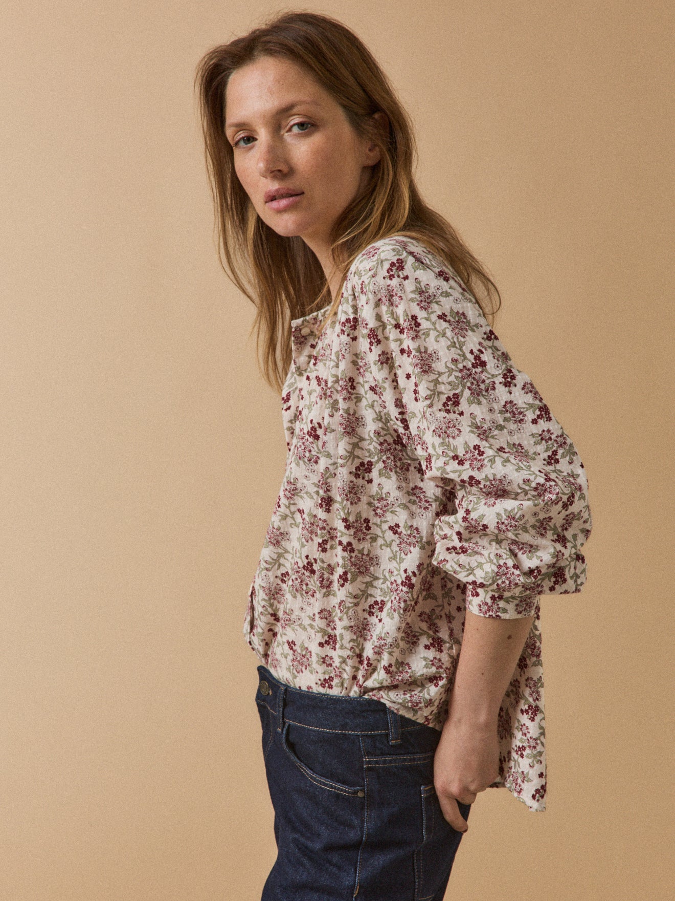 Damenbluse aus strukturiertem Stoff mit Mathilde-Print