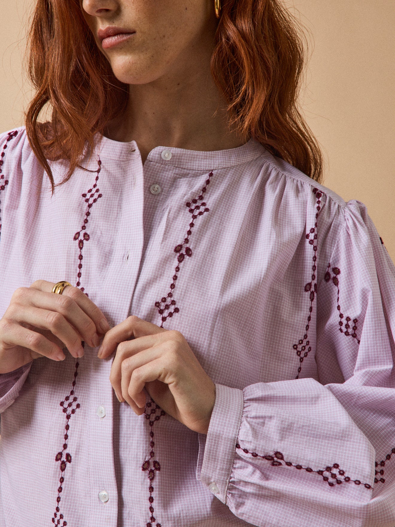 Damenbluse aus Baumwolle mit kontrastfarbiger Stickerei