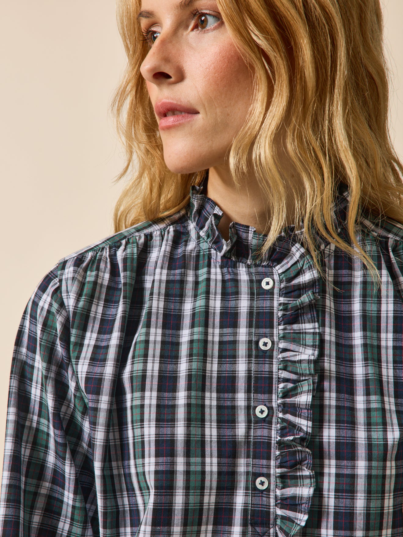 Damenbluse mit Volants und Schottenmuster