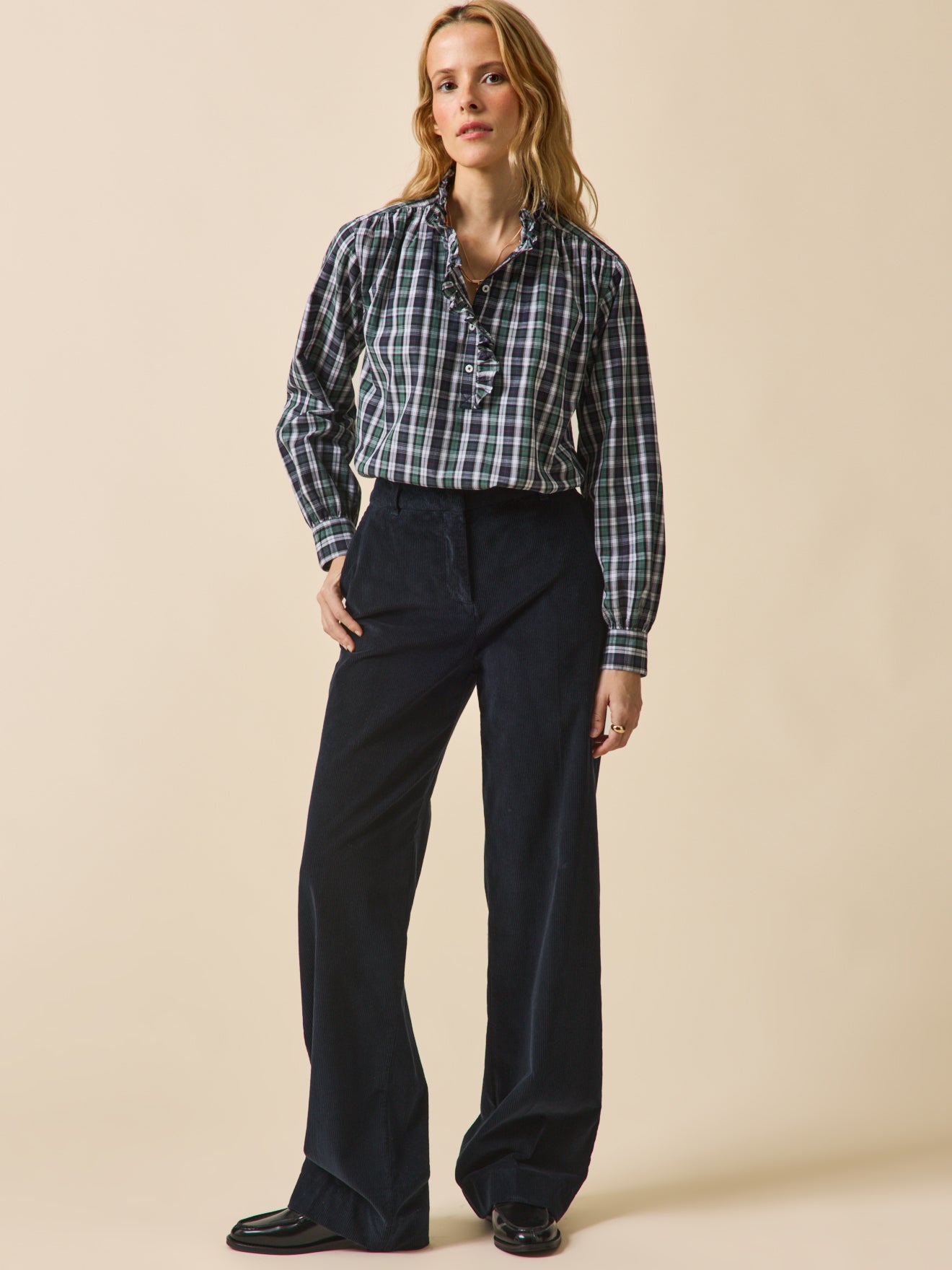 Damenbluse mit Volants und Schottenmuster