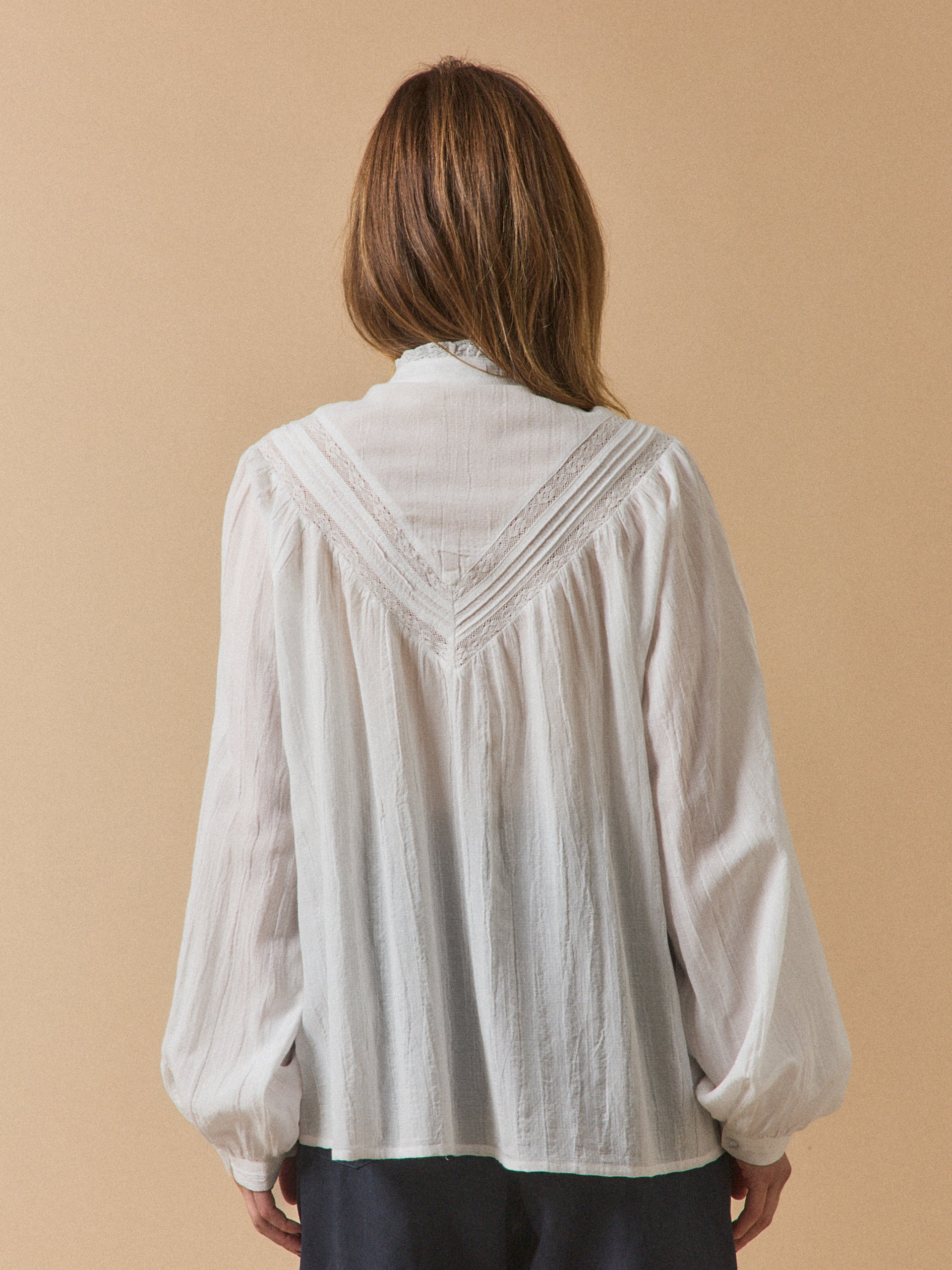 Damenbluse aus Baumwolle mit Stickerei und Spitze