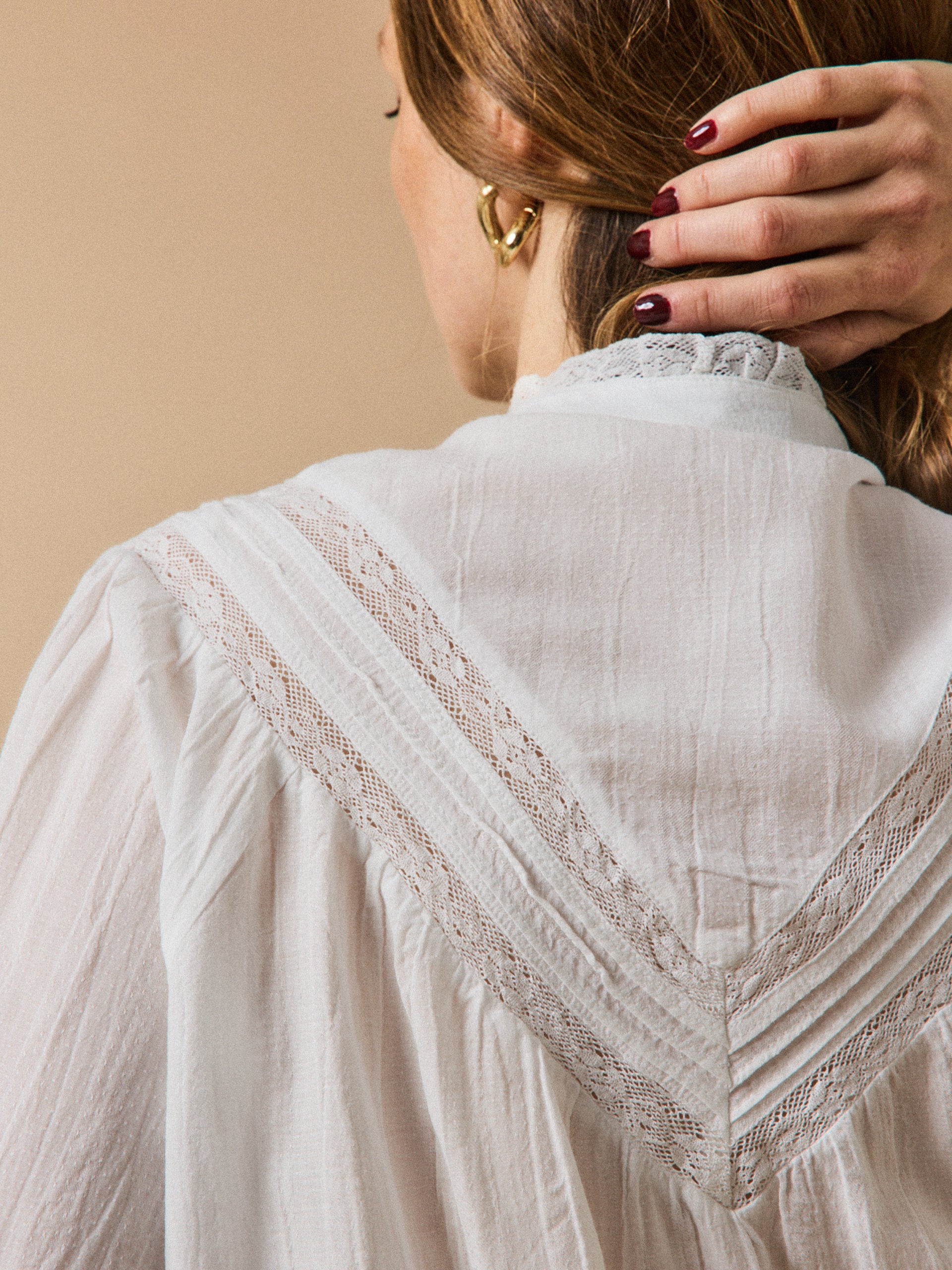 Damenbluse aus Baumwolle mit Stickerei und Spitze