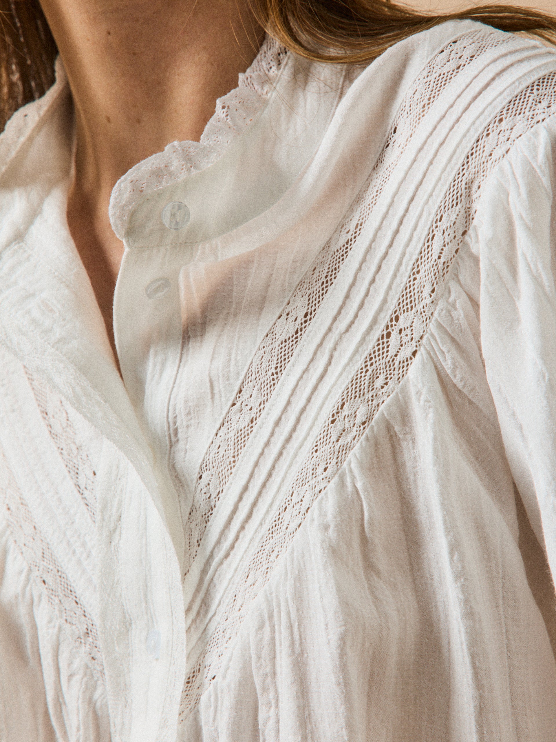 Damenbluse aus Baumwolle mit Stickerei und Spitze