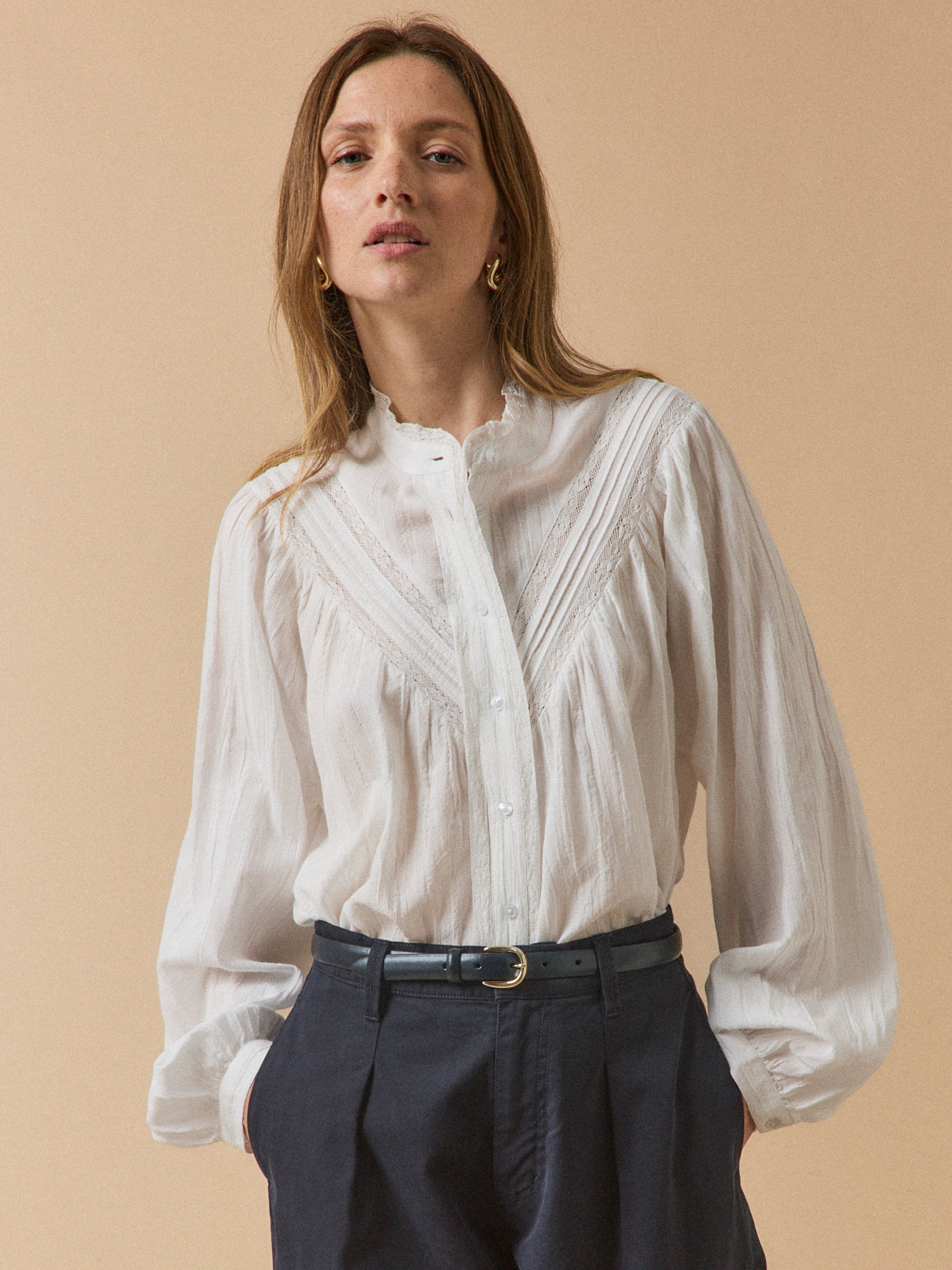 Damenbluse aus Baumwolle mit Stickerei und Spitze