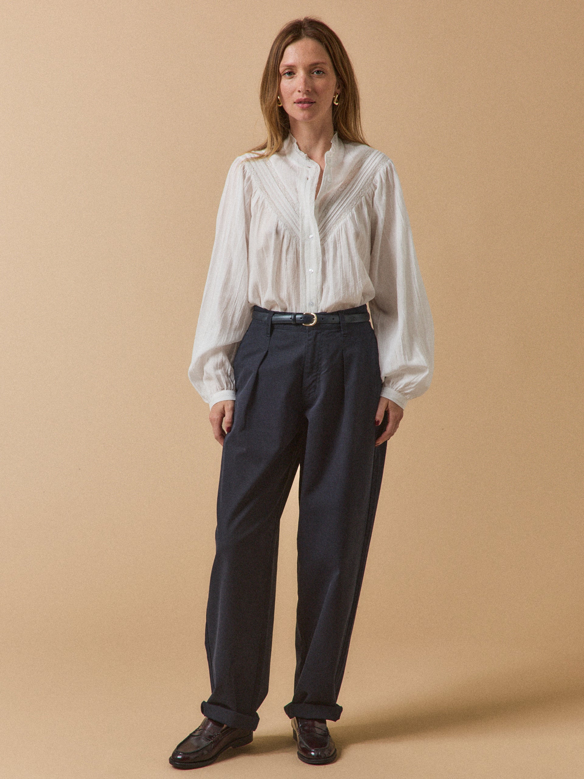 Damenbluse aus Baumwolle mit Stickerei und Spitze