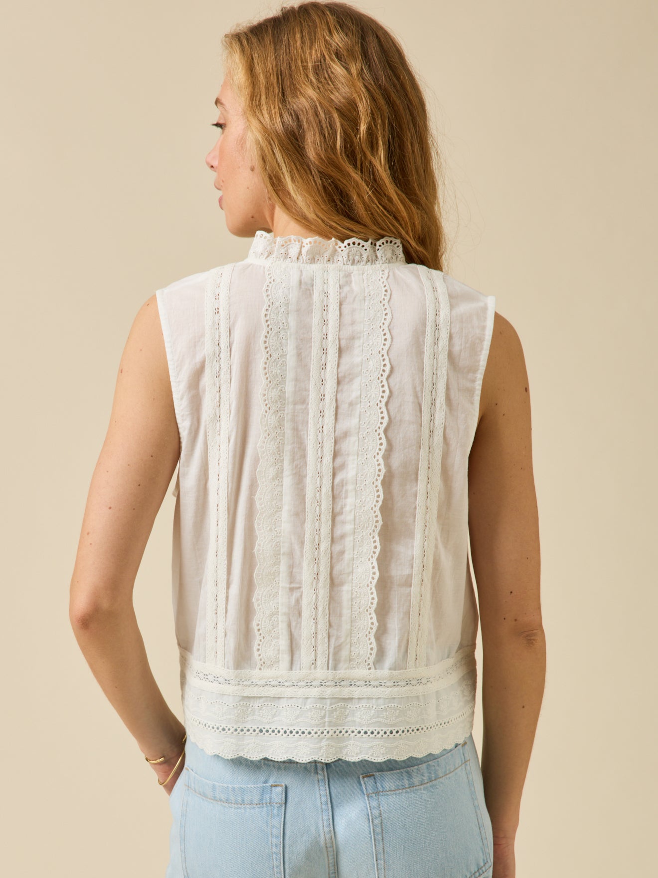 Top sans manches boutonné brodé femme