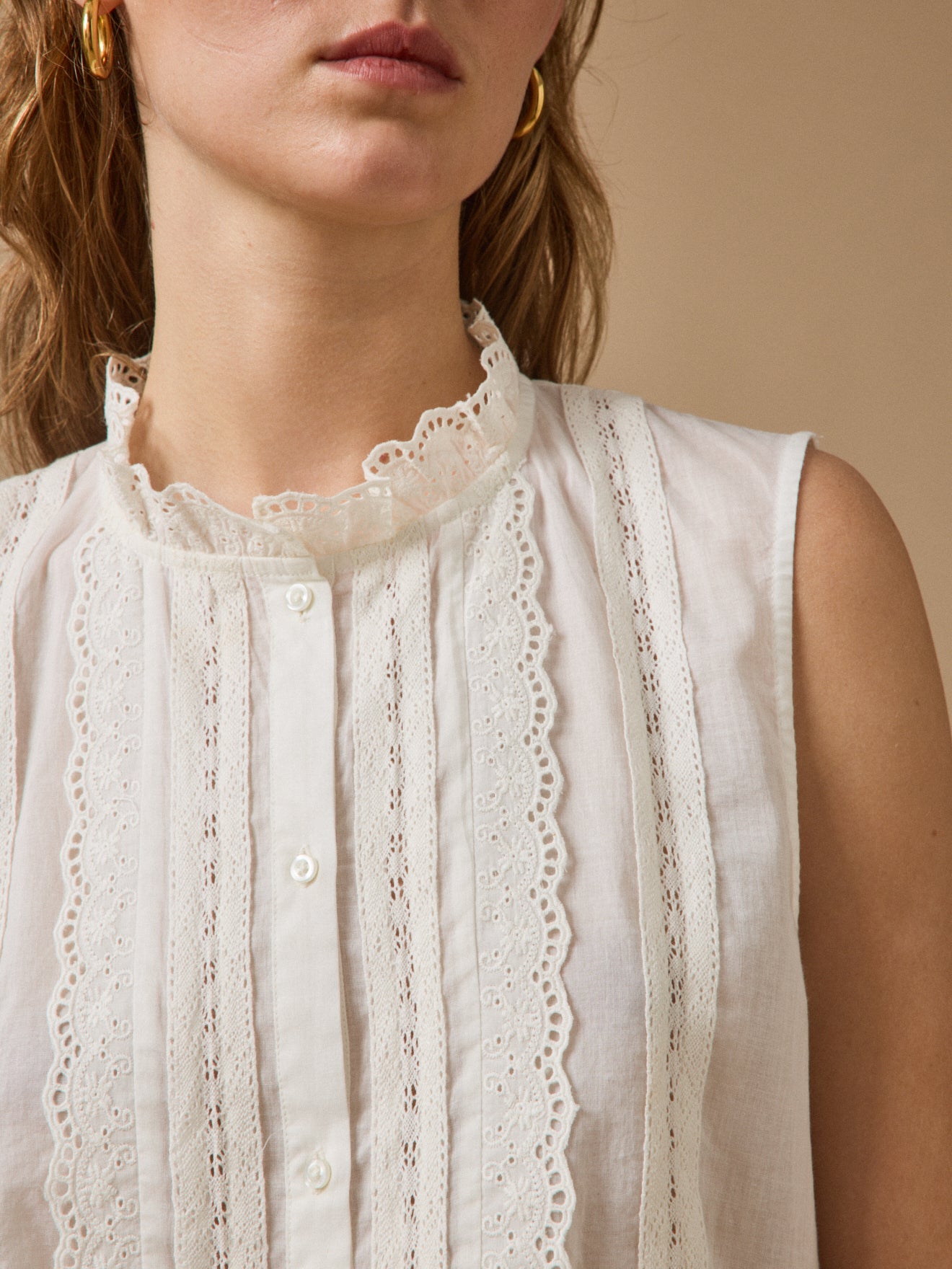 Top sans manches boutonné brodé femme