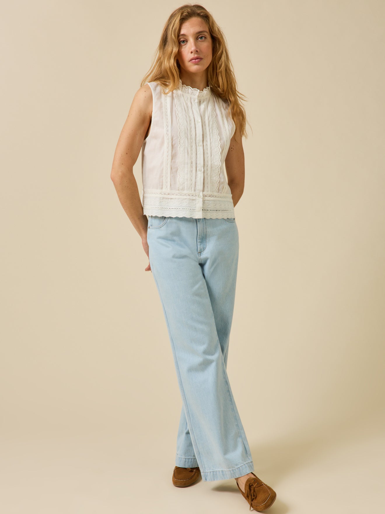 Top sans manches boutonné brodé femme