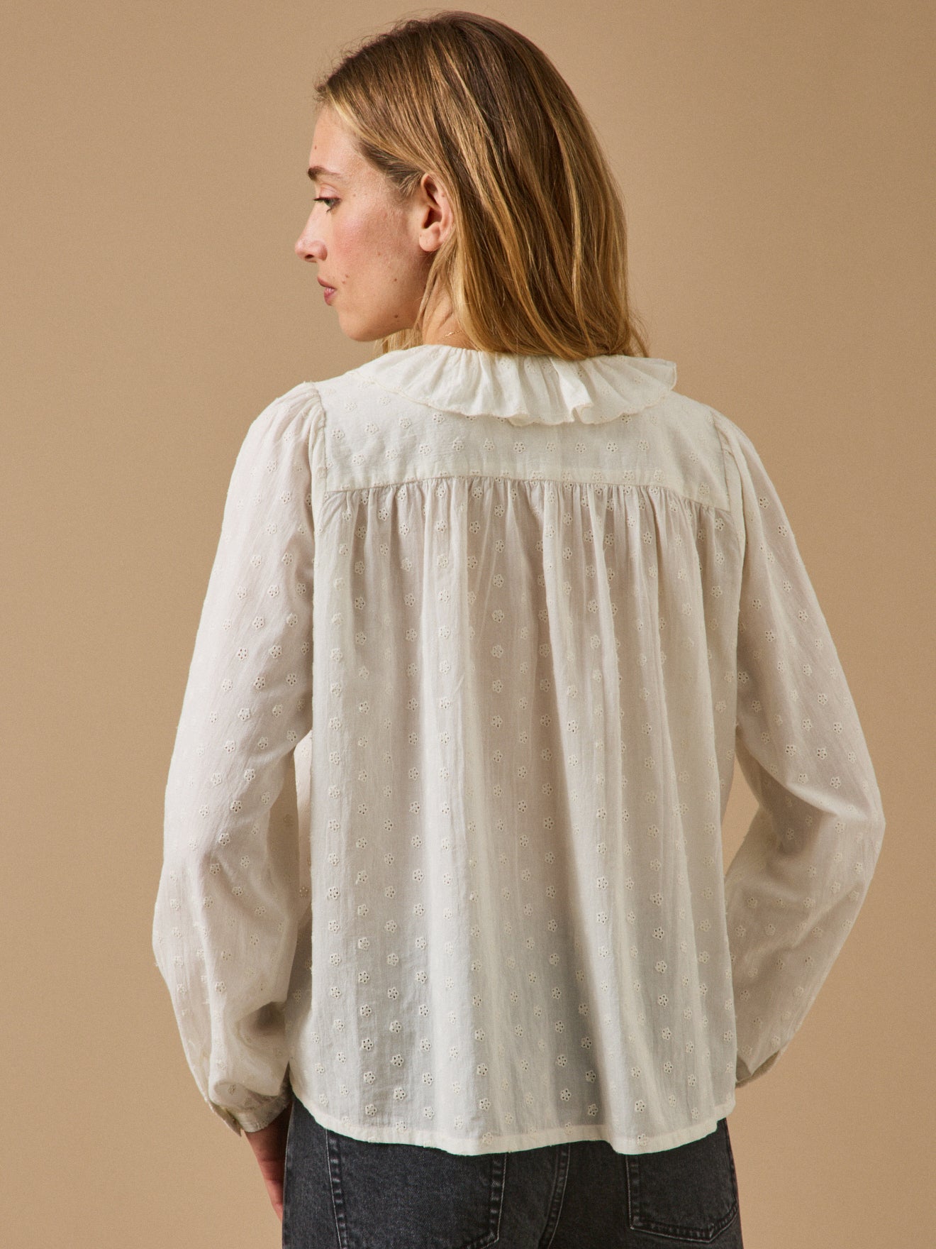 Damenbluse mit Lochstickerei