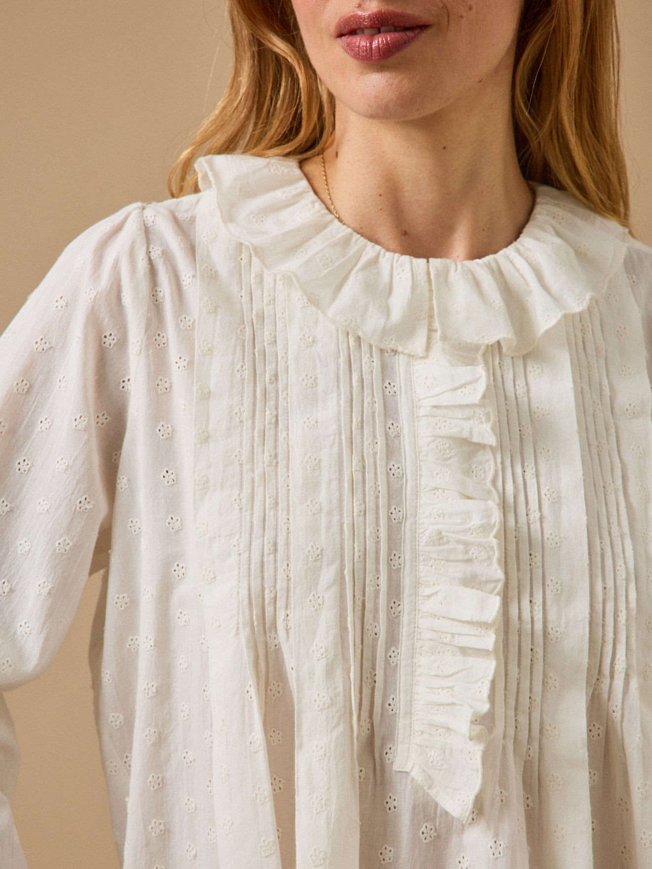 Damenbluse mit Lochstickerei