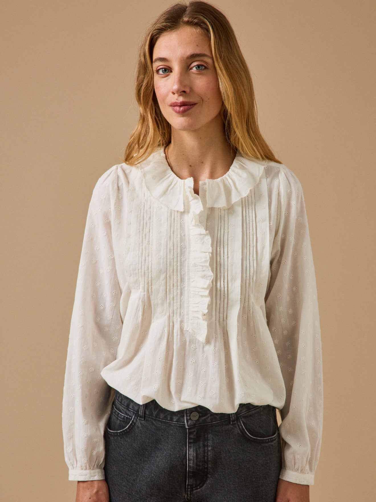 Damenbluse mit Lochstickerei