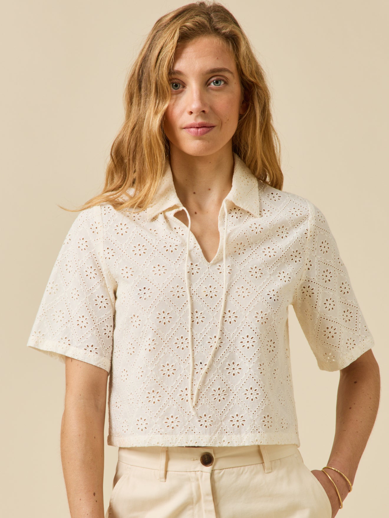 Damen-Poloshirt mit Lochstickerei