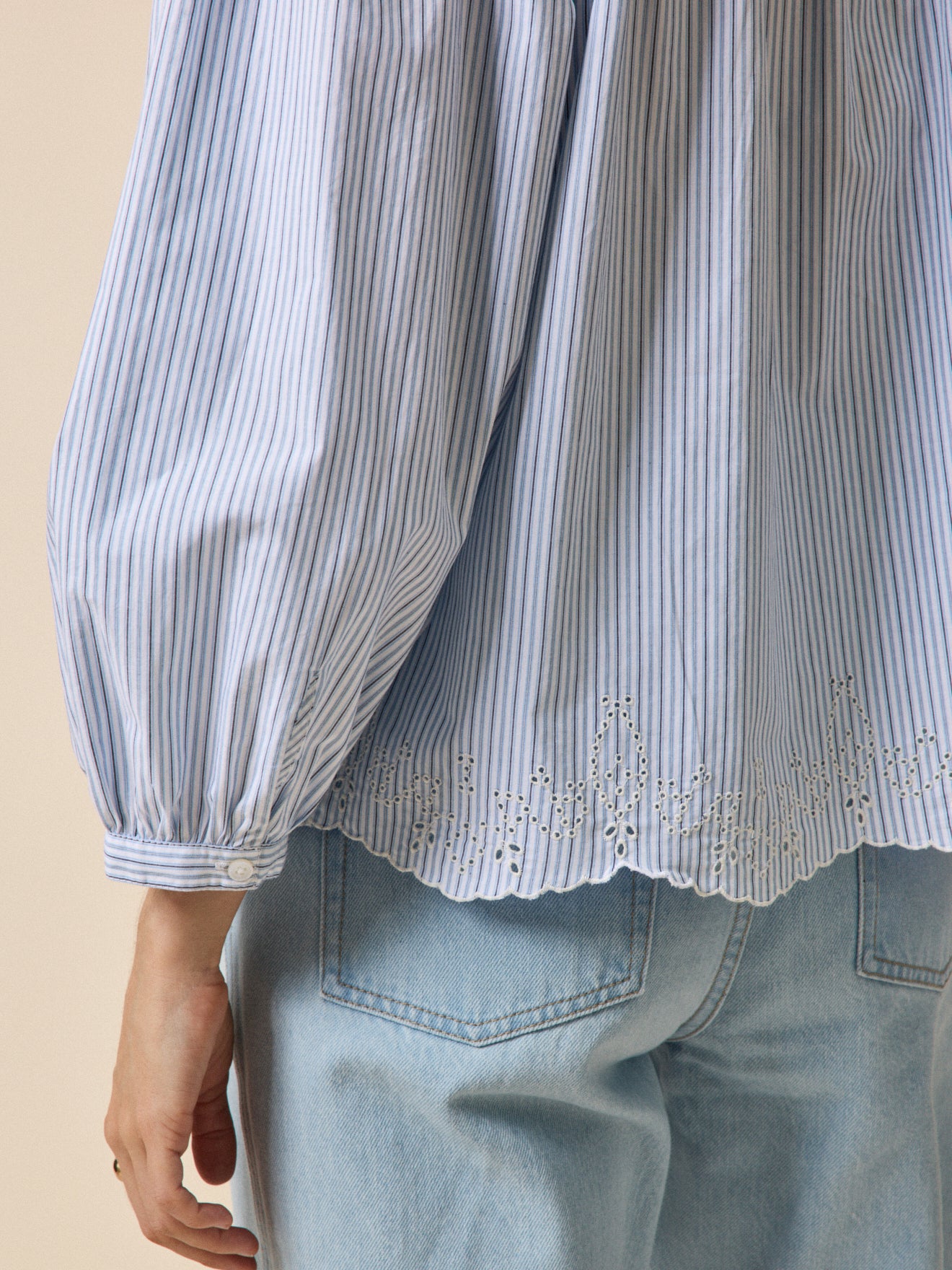 Gestreifte Damenbluse mit Stickerei