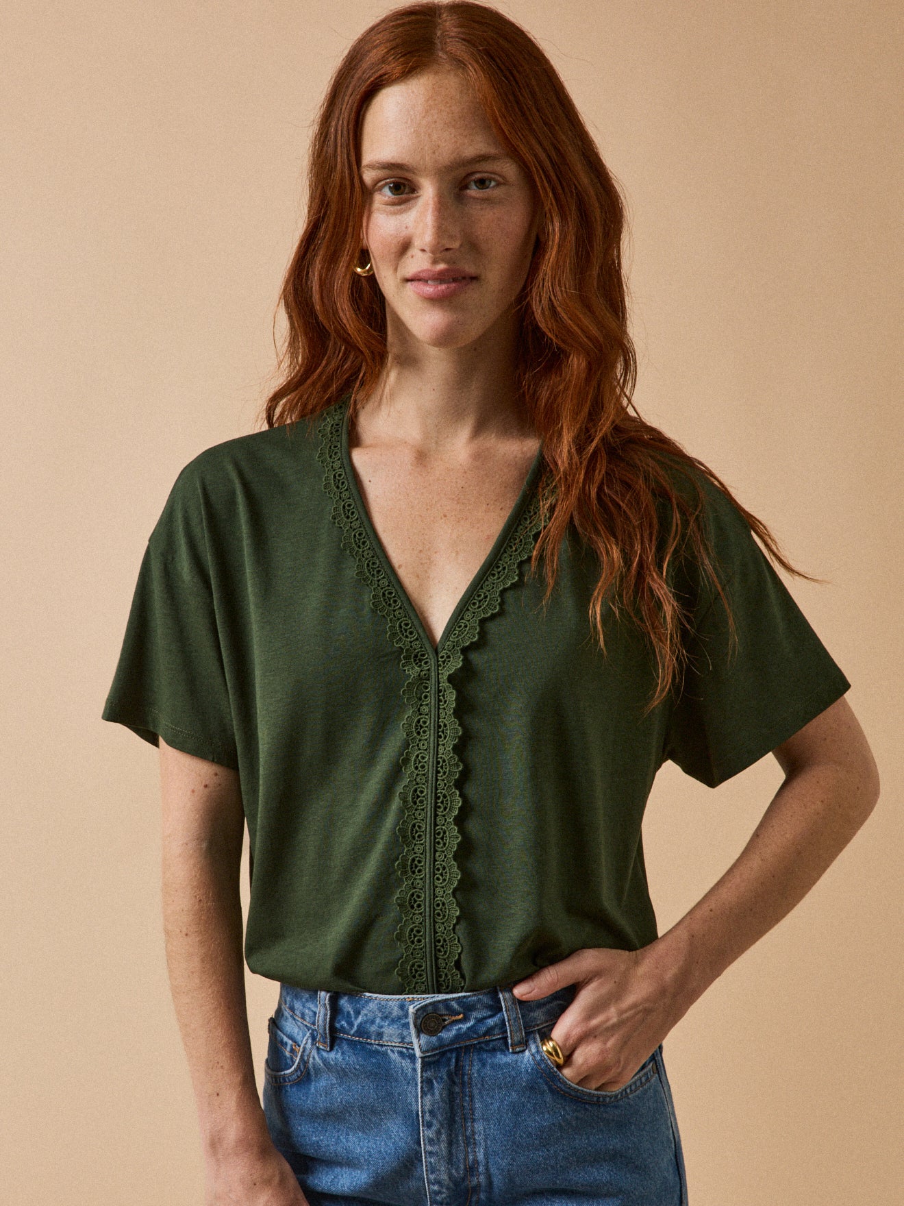 Damen-T-Shirt mit V-Ausschnitt mit Spitze aus Lyocell und Baumwolle