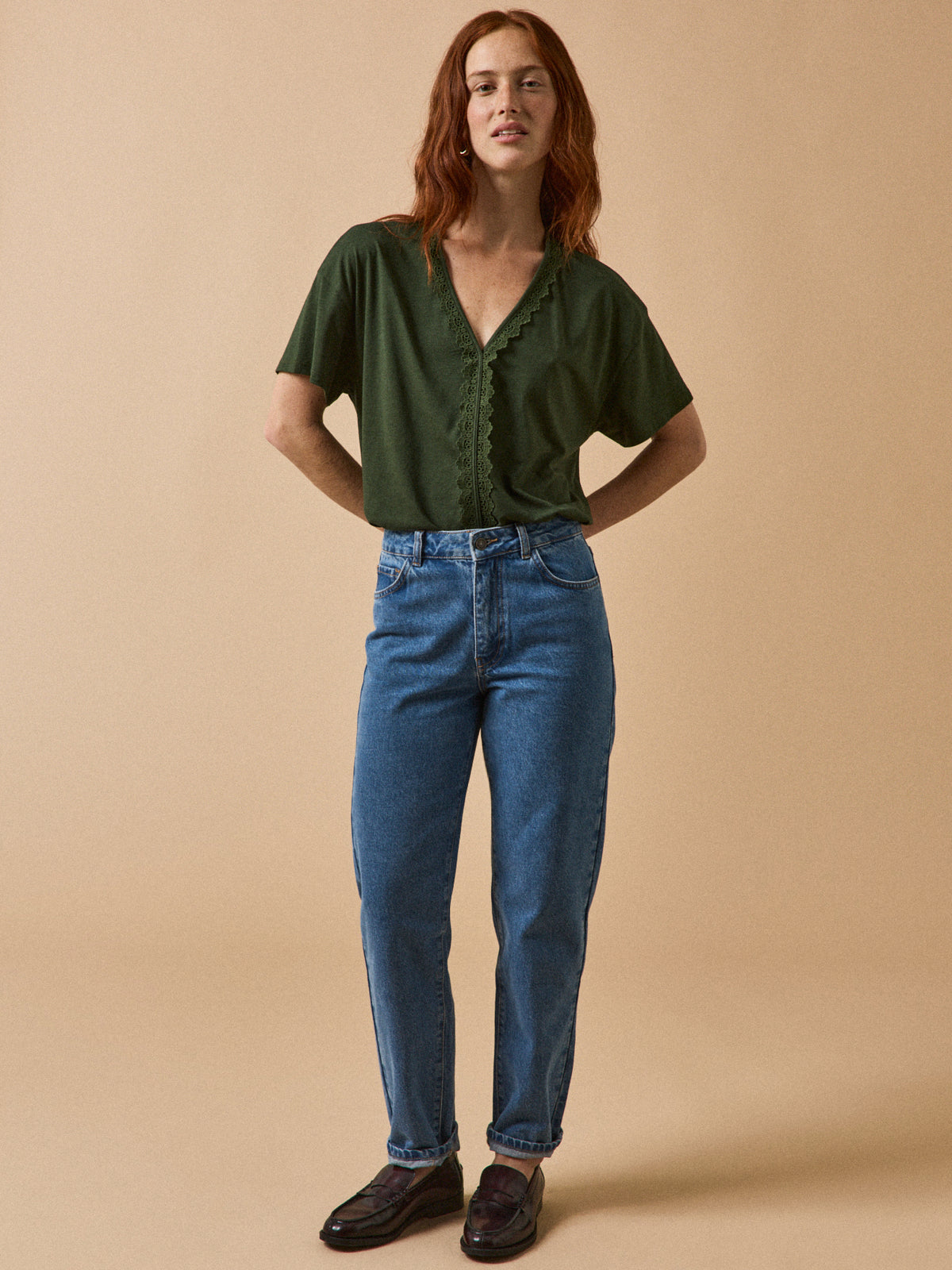 Damen-T-Shirt mit V-Ausschnitt mit Spitze aus Lyocell und Baumwolle