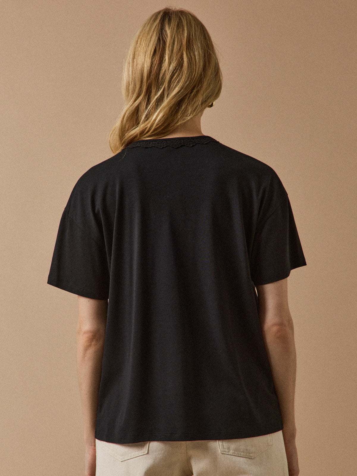Damen-T-Shirt mit V-Ausschnitt mit Spitze aus Lyocell und Baumwolle