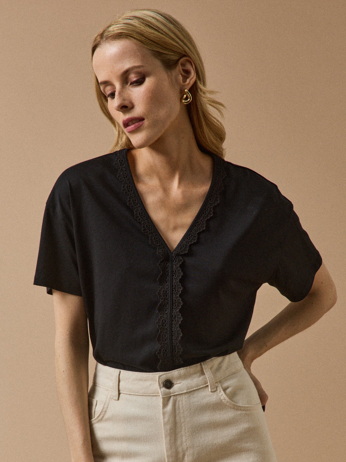 Damen-T-Shirt mit V-Ausschnitt mit Spitze aus Lyocell und Baumwolle