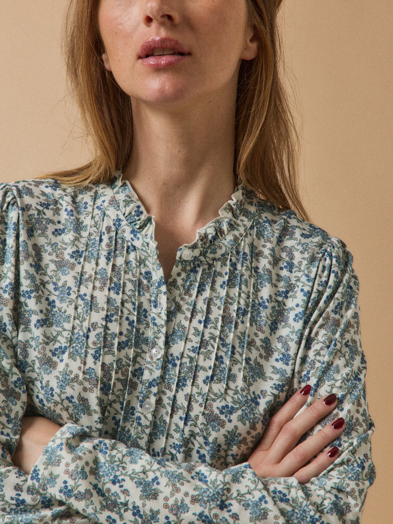 Damen-T-Shirt mit Volants am Ausschnitt aus Modal und Bio-Baumwolle